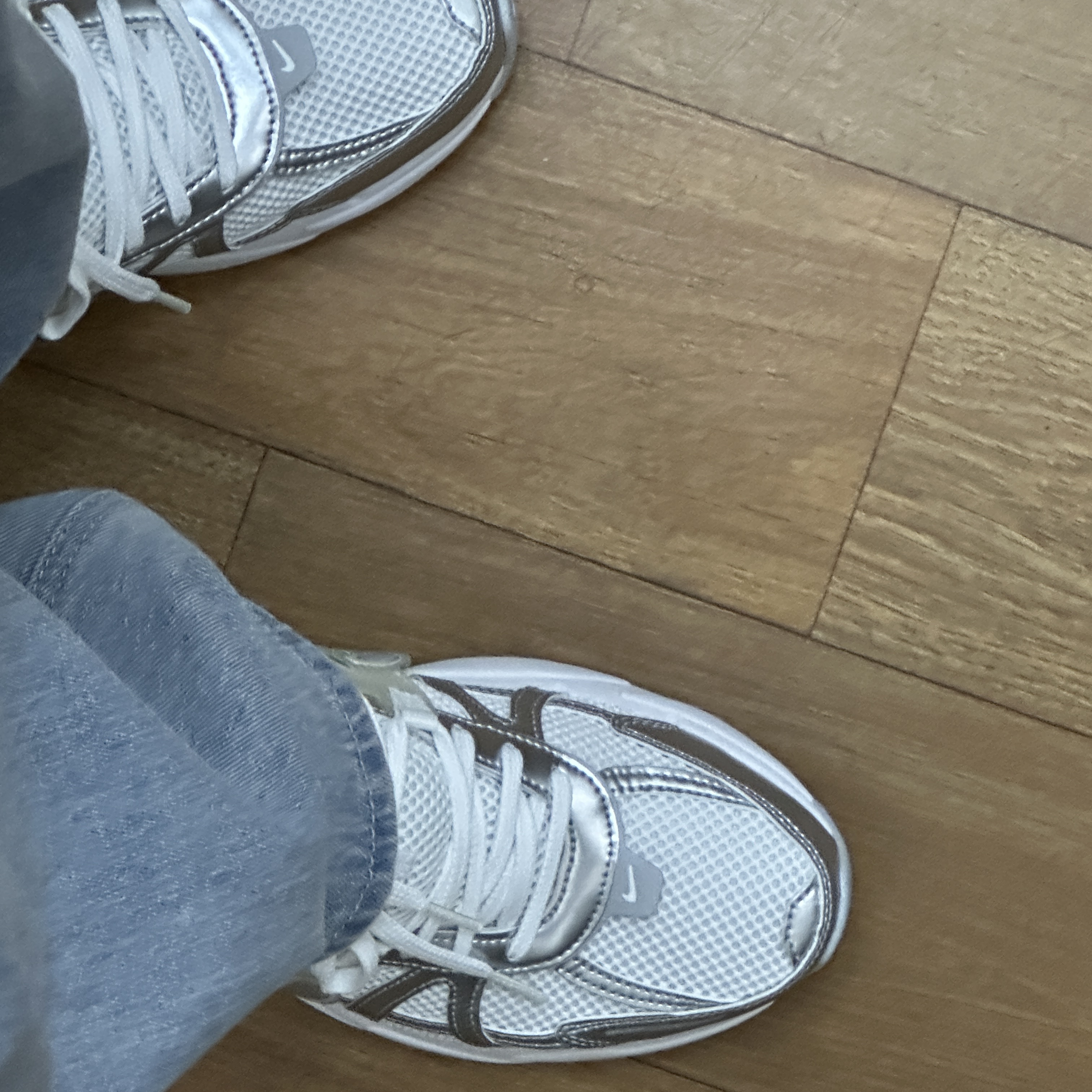 Nike V2K Run Metallic Silver White 착용 스타일 - 3