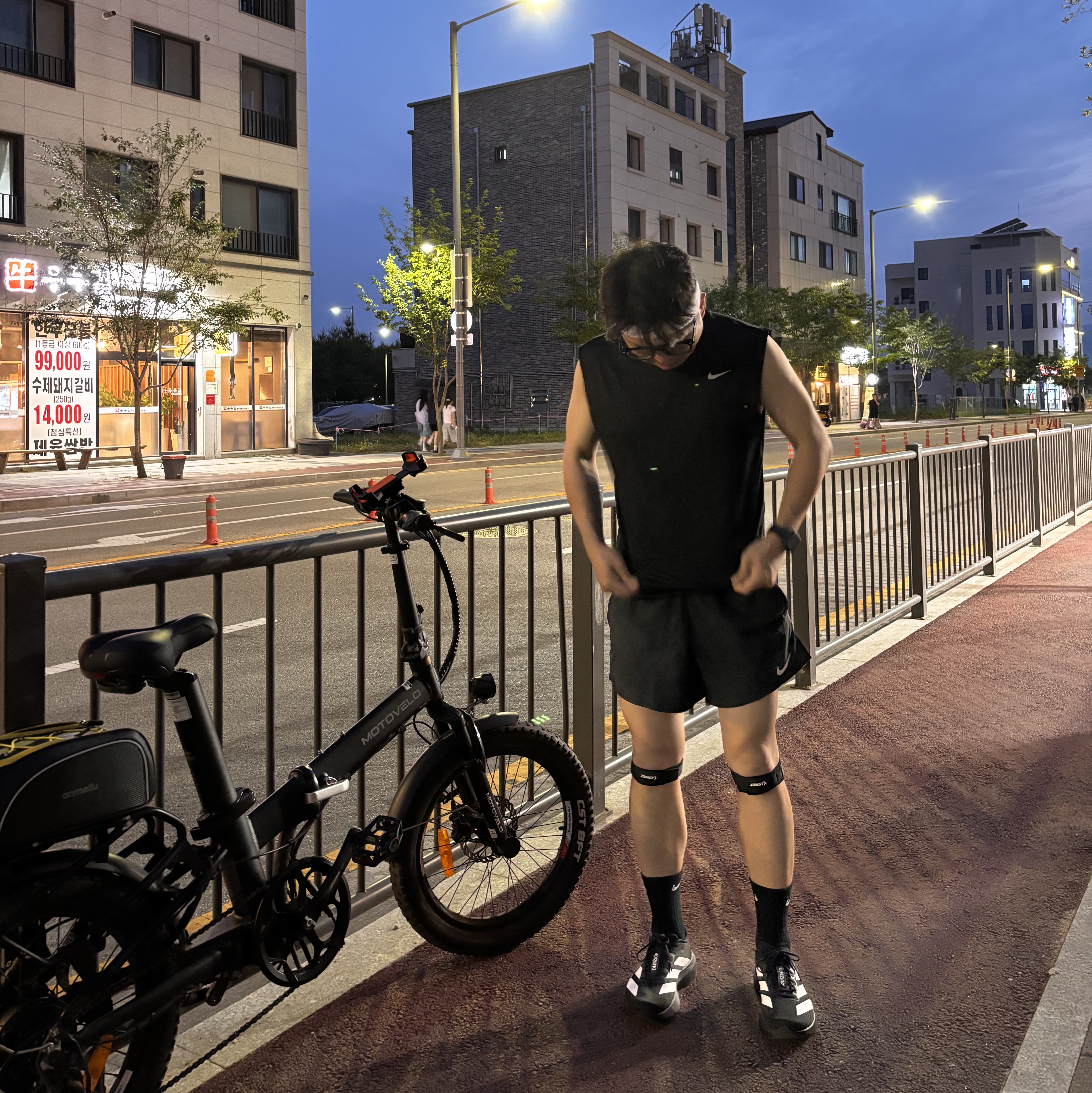 Adidas Adizero EVO SL Core Black Cloud White, Nike Dri-Fit Stride 5 Inch Brief Lined Running Shorts Black - Asia 착용 스타일 - 1