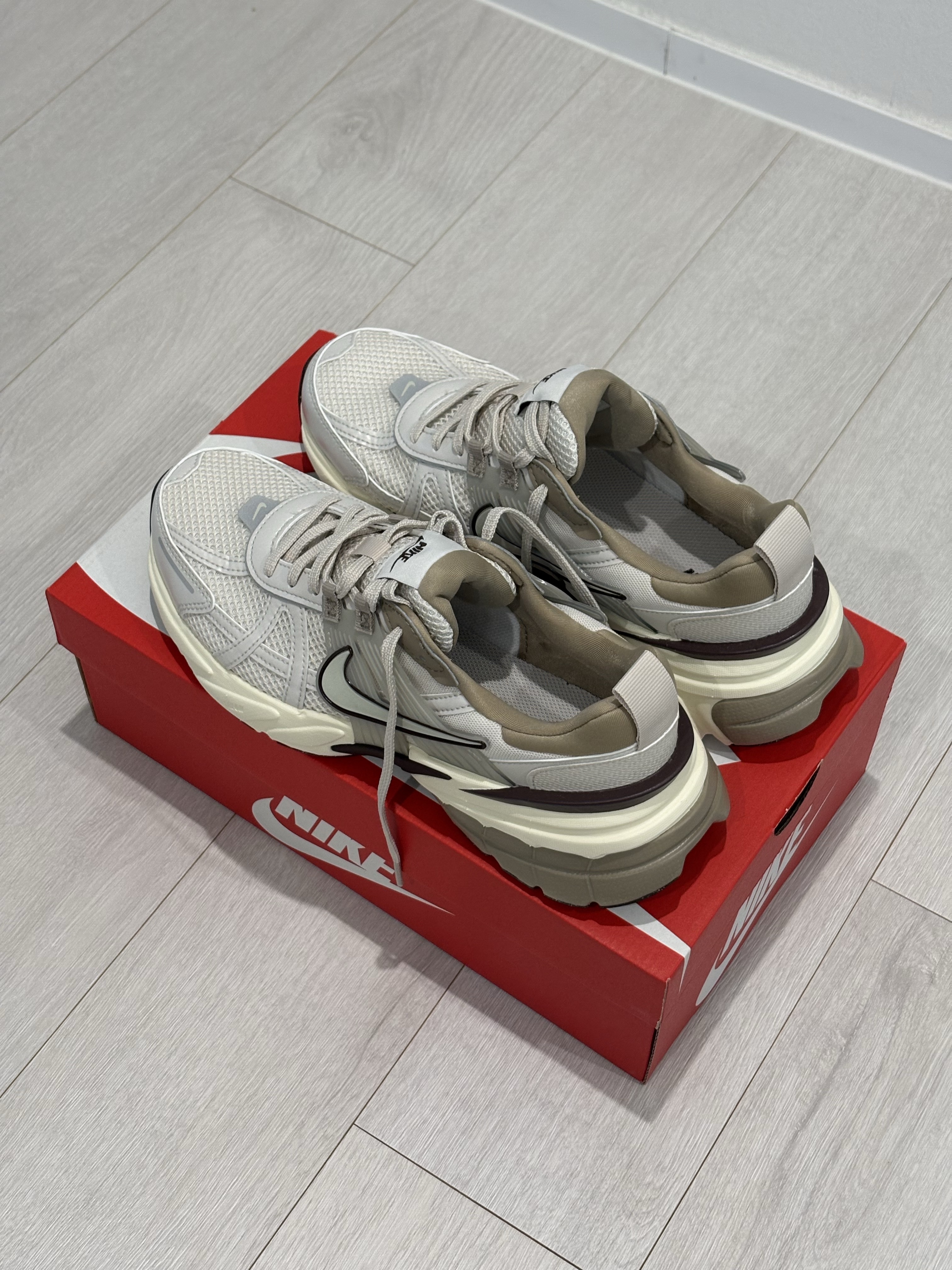 Nike V2K Run Light Orewood Brown Khaki 착용 스타일 - 1