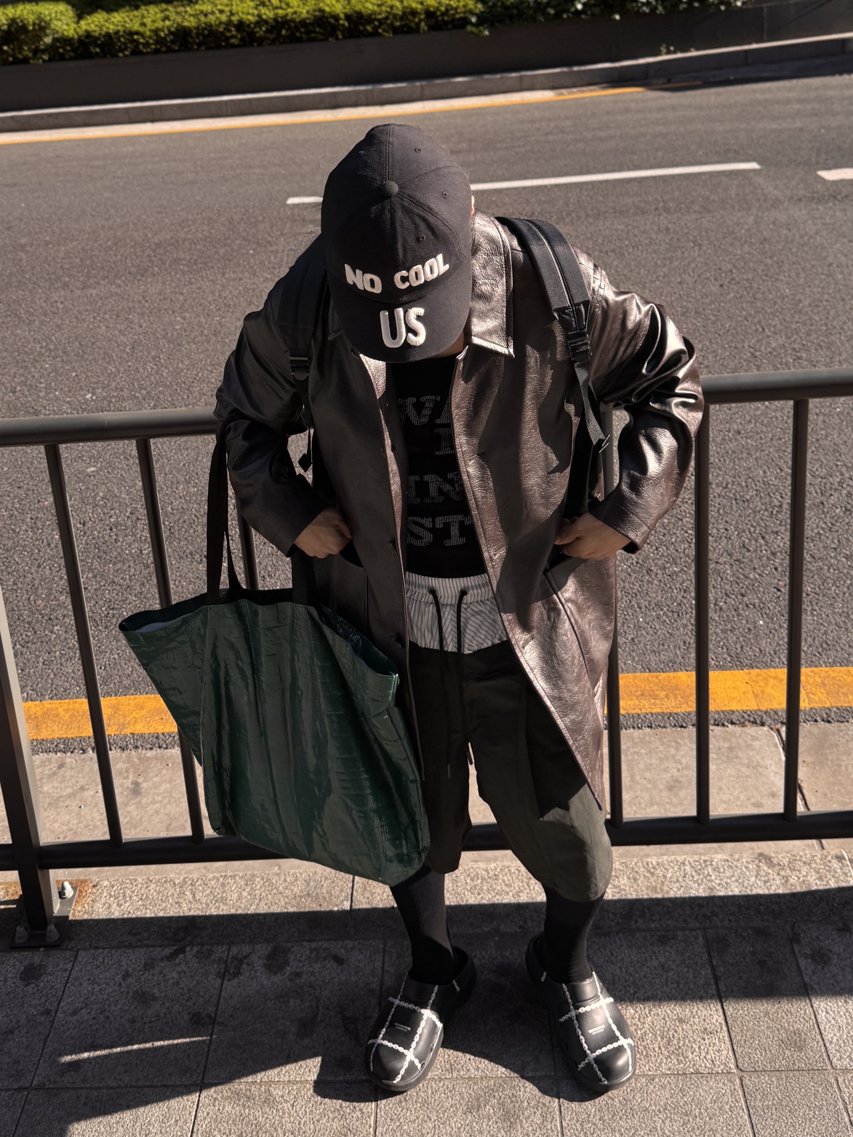 Oofos x Undercover Clog Black, CDG Backpack Black 착용 스타일 - 1