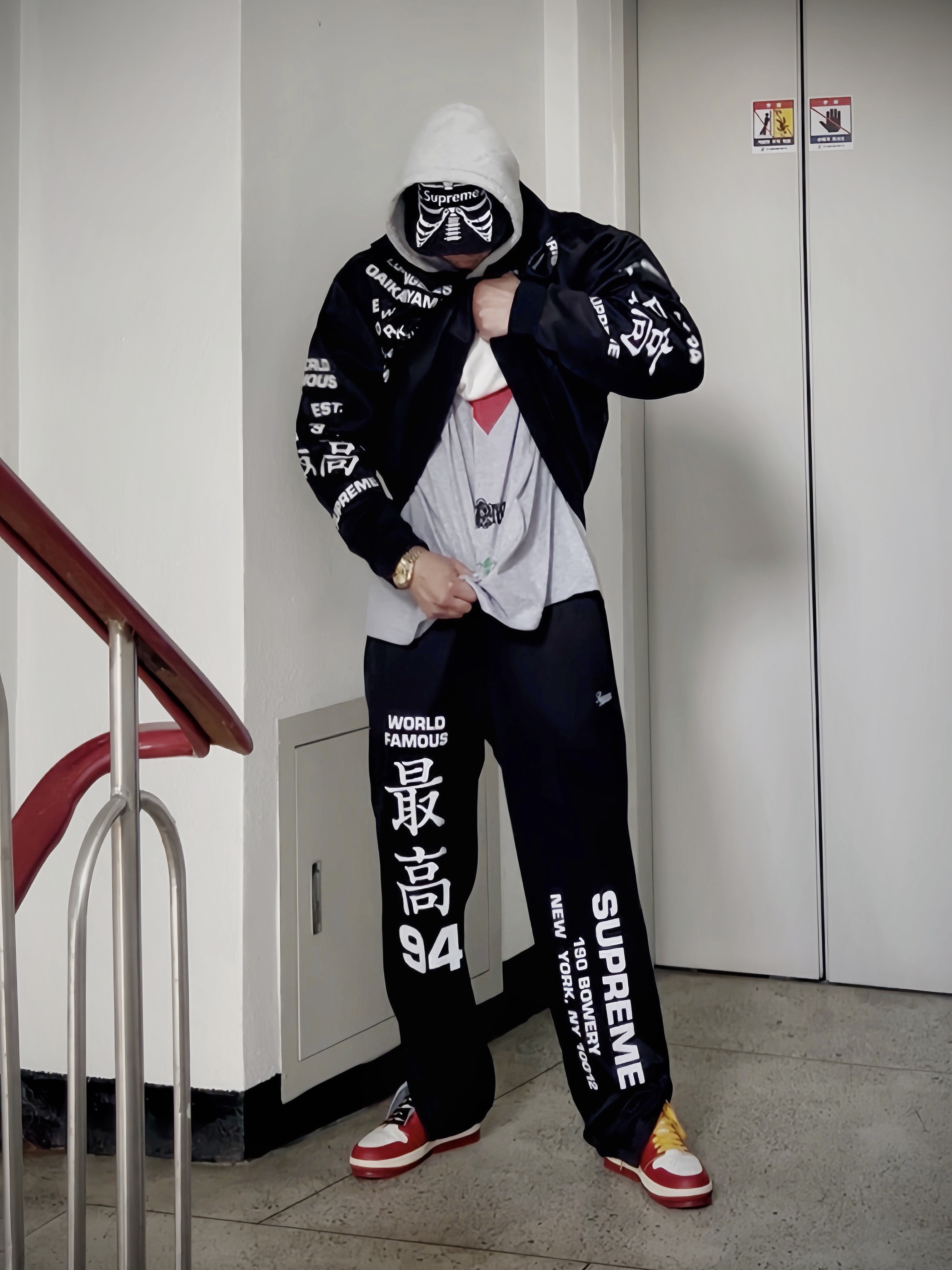 Supreme Bones Box Logo New Era Black - 25SS, Supreme Worldwide Tricot Track Jacket Black - 25SS 착용 스타일 - 2