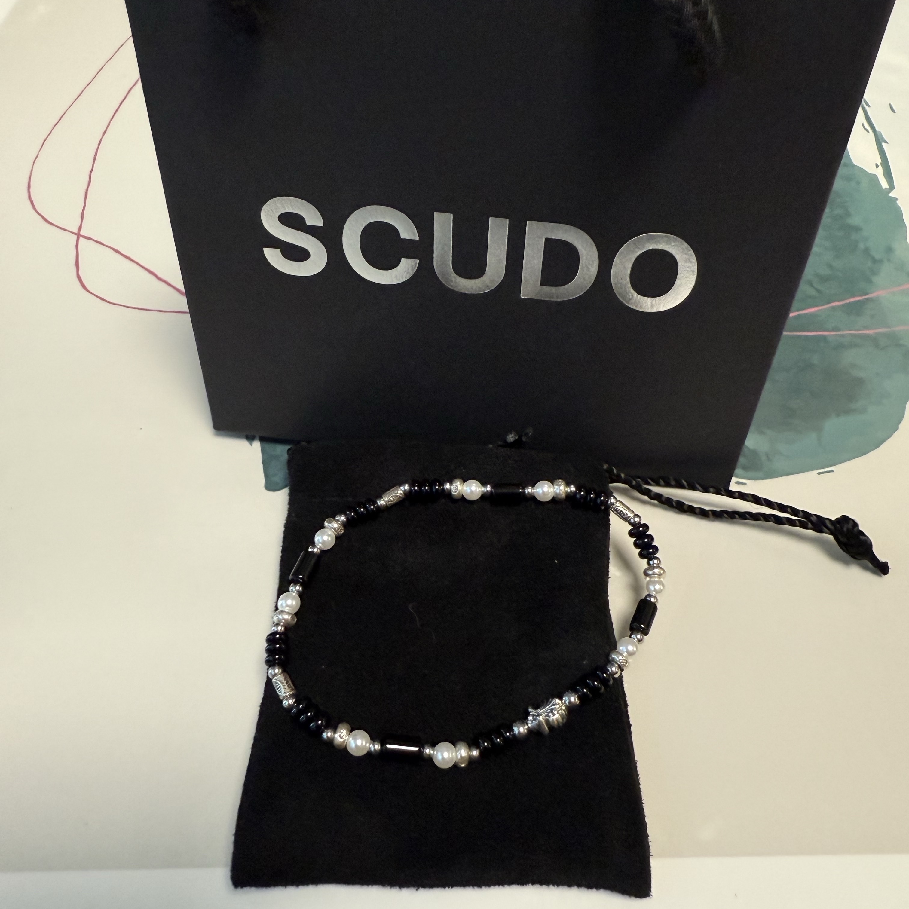 [KREAM 단독] Scudo Shell Black Pearl Beads Bracelet, Jordan 1 x Travis Scott x Fragment Retro Low OG SP Military Blue 착용 스타일 - 2