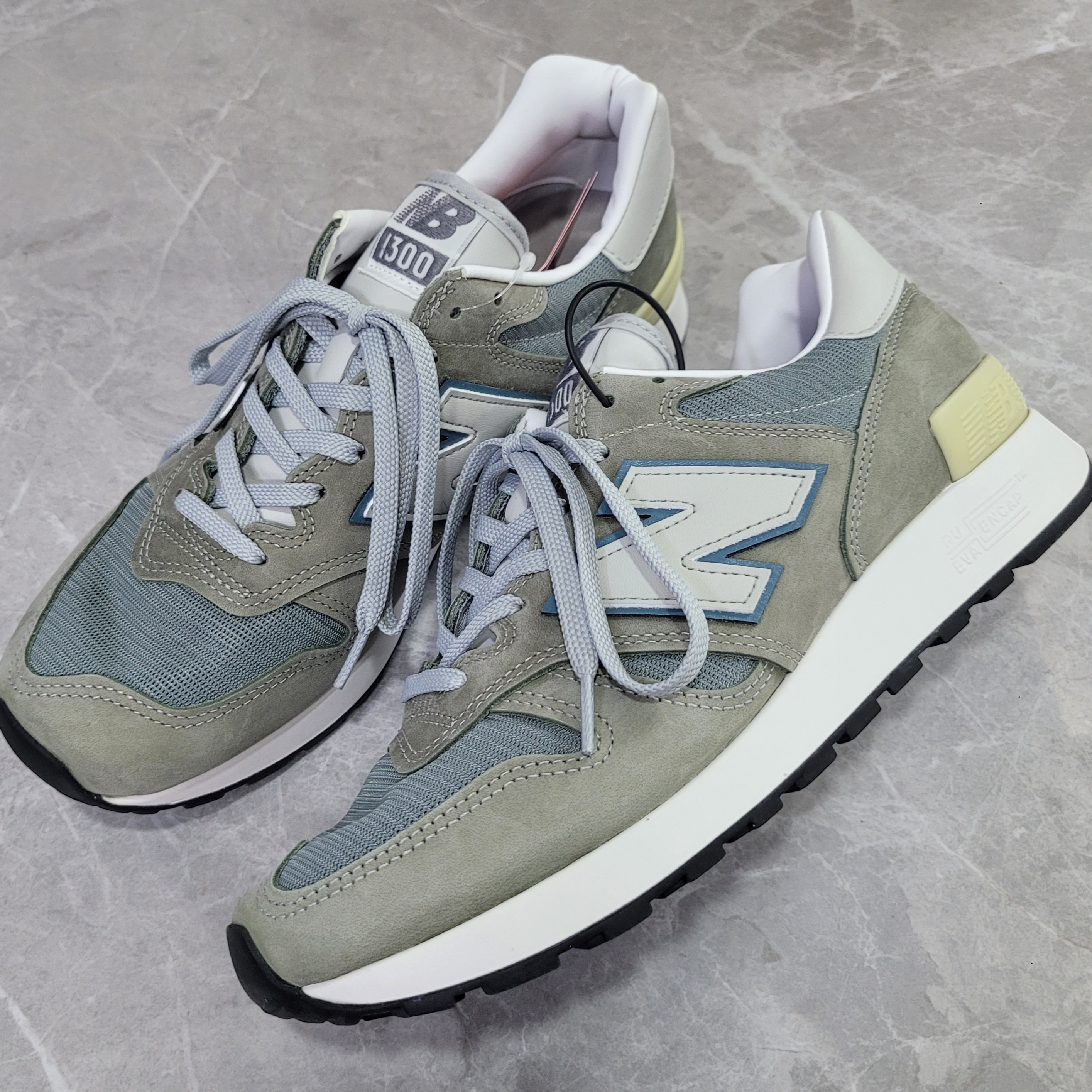 New Balance 1300 Made in USA Mirage Grey Monument, New Balance x JJJJound 992 Made in USA Grey 착용 스타일 - 2