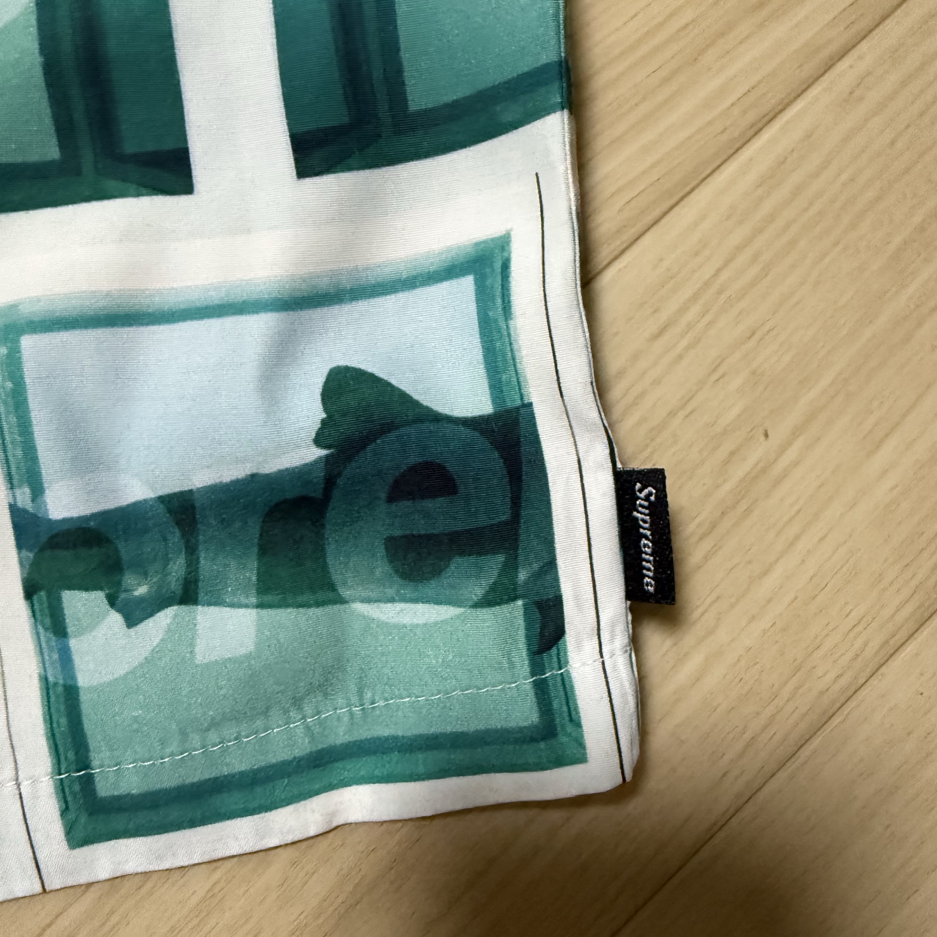 Supreme x Damien Hirst S/S Shirt White - 25SS 착용 스타일 - 2