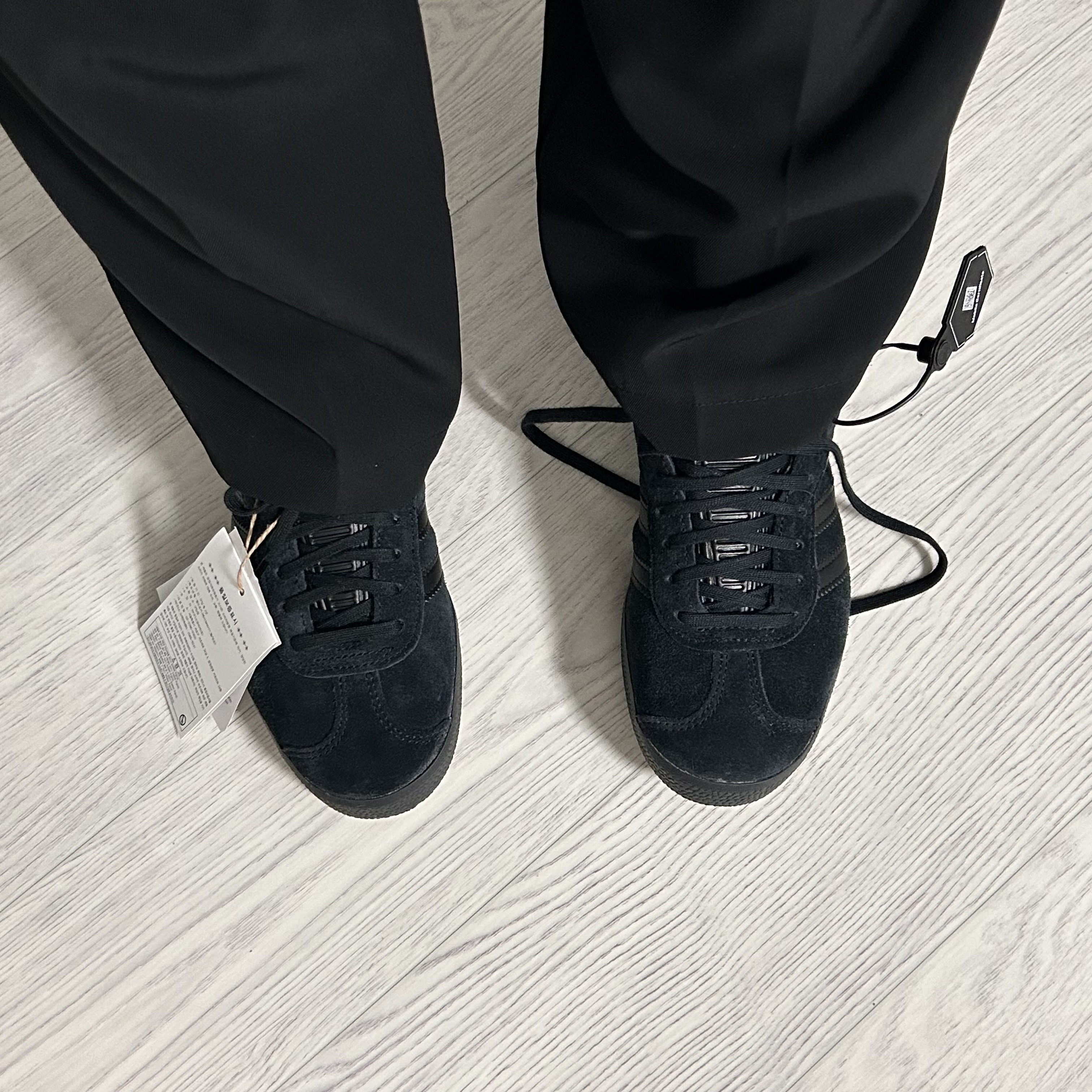 Adidas Gazelle Triple Black 착용 스타일 - 1
