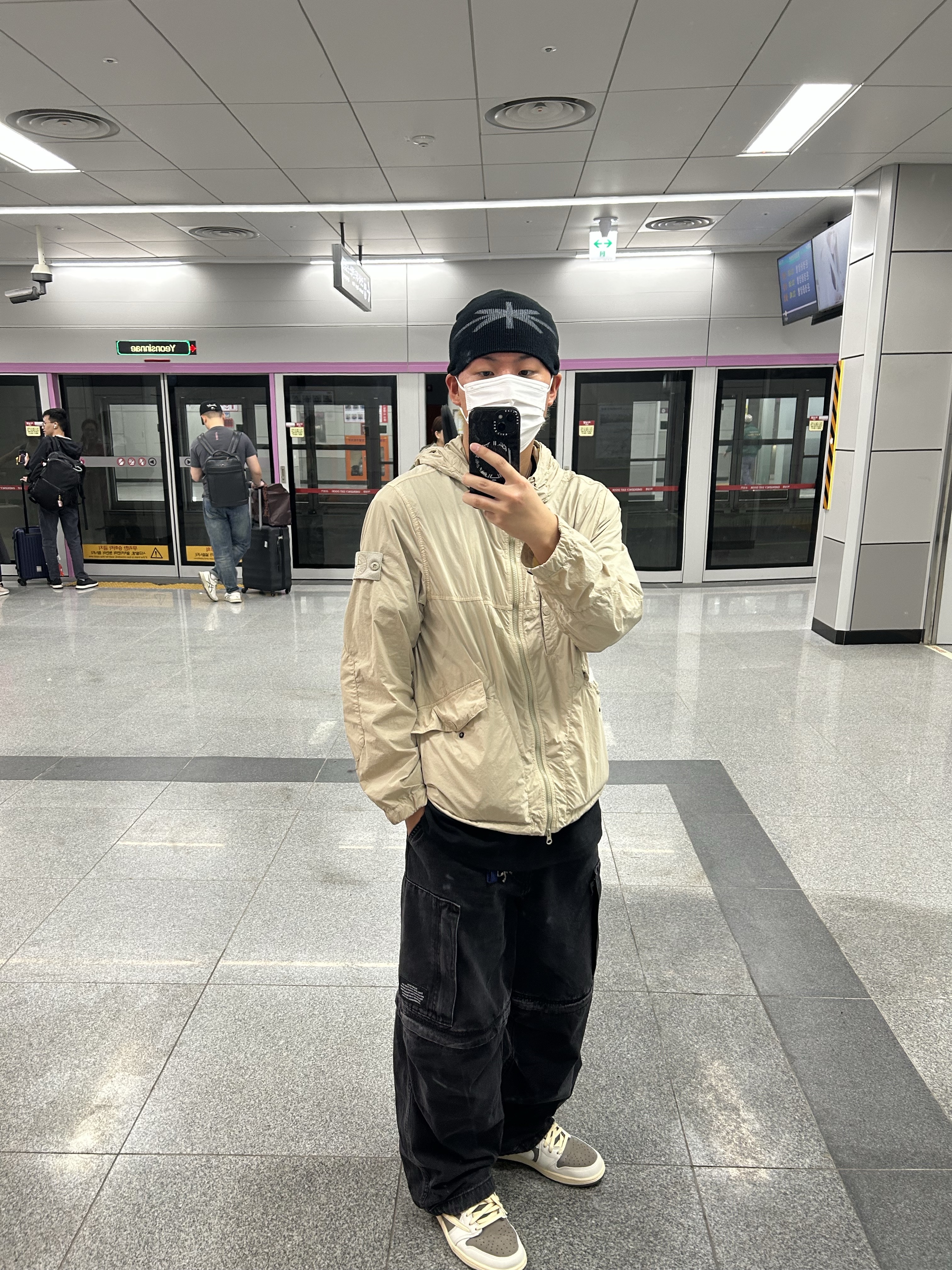 Jordan 1 x Travis Scott Retro Low OG SP Sail and Ridgerock, GU x Undercover Denim Convertible Wide Cargo Pants Dark Gray 착용 스타일 - 1