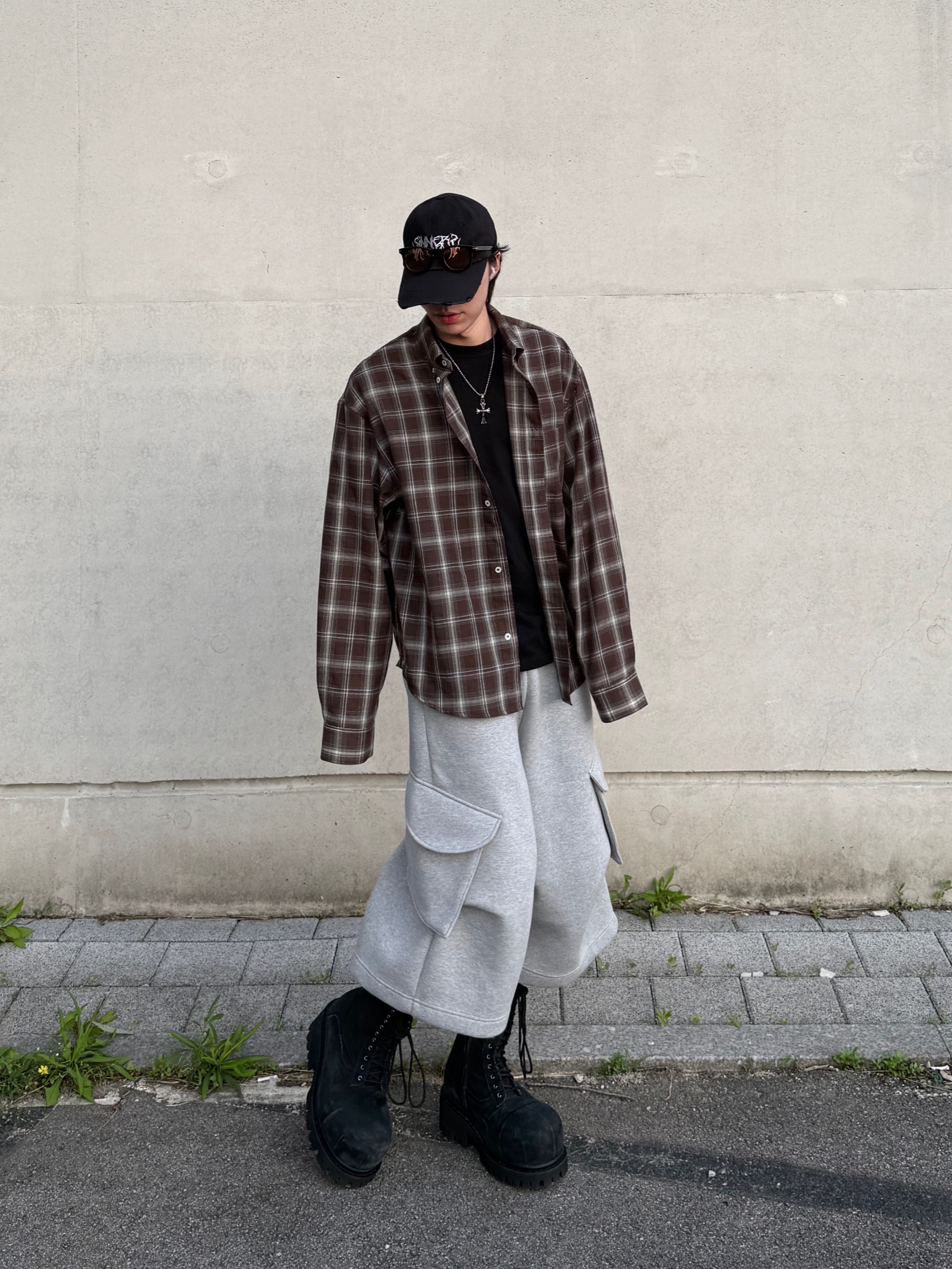 MJD x AAO Wide Cargo Bermuda Pants Grey, MJD Cropped Check Shirt Choco Brown 착용 스타일 - 8
