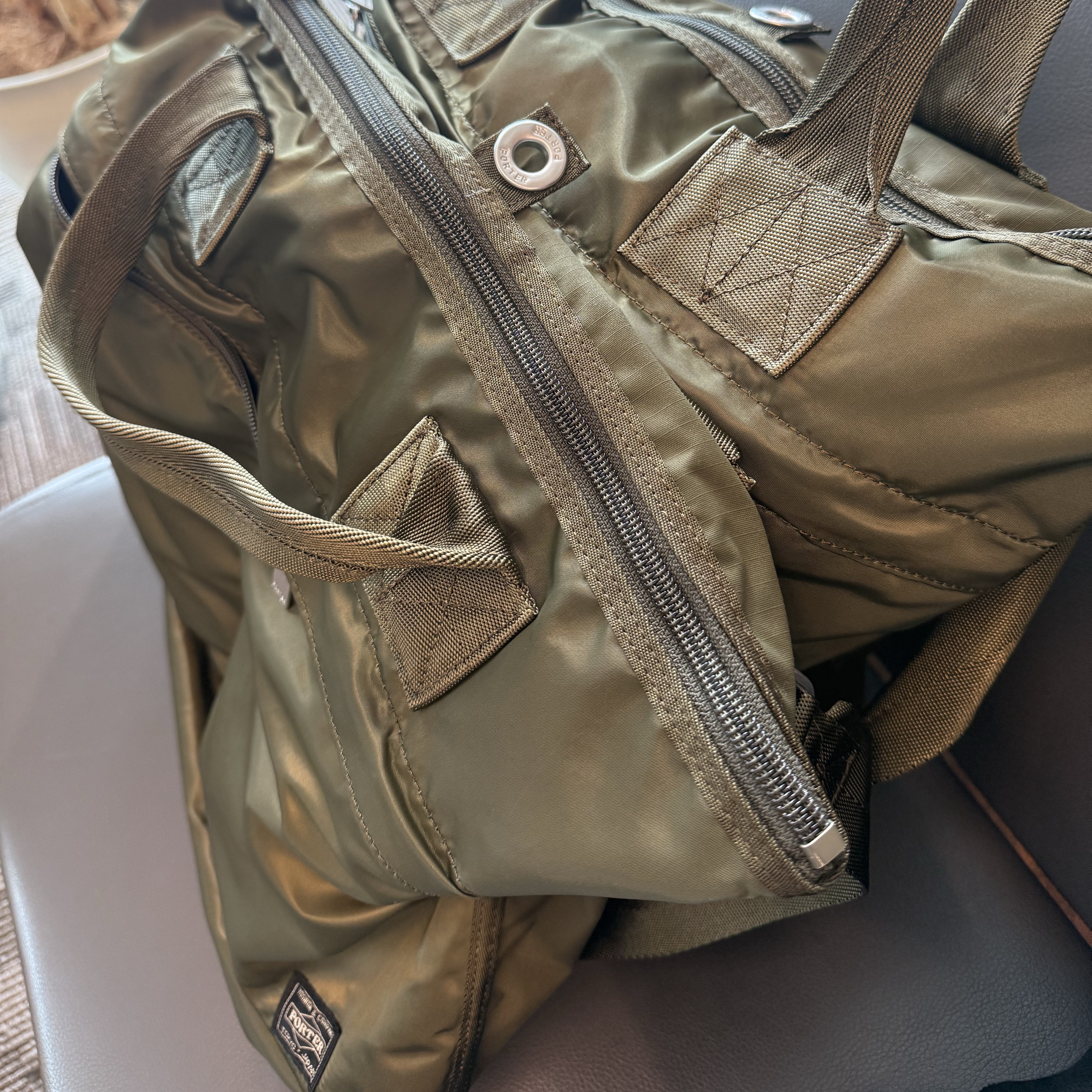 Porter Frame 2way Helmet Bag Sage Green 착용 스타일