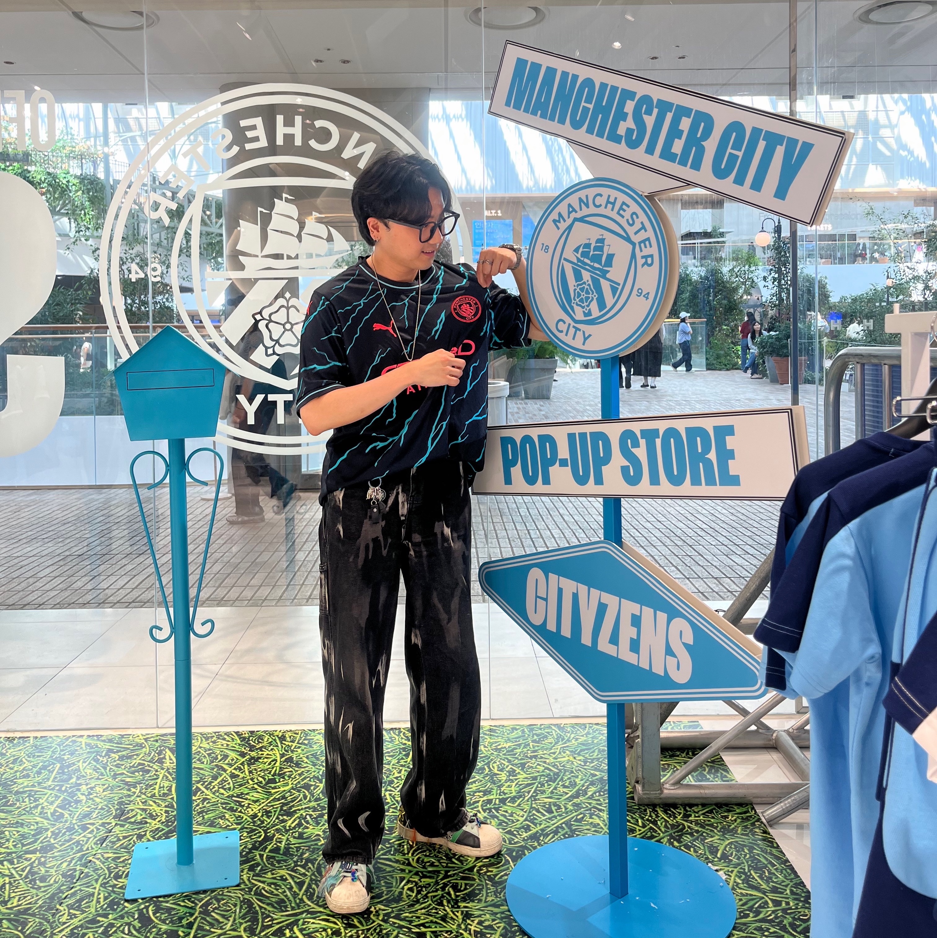 Puma Manchester City 2023/24 3rd Jersey Replica Dark Navy Hero Blue (Non Marking Ver.), Adidas x Sean Wotherspoon Superstar Superearth Black 착용 스타일