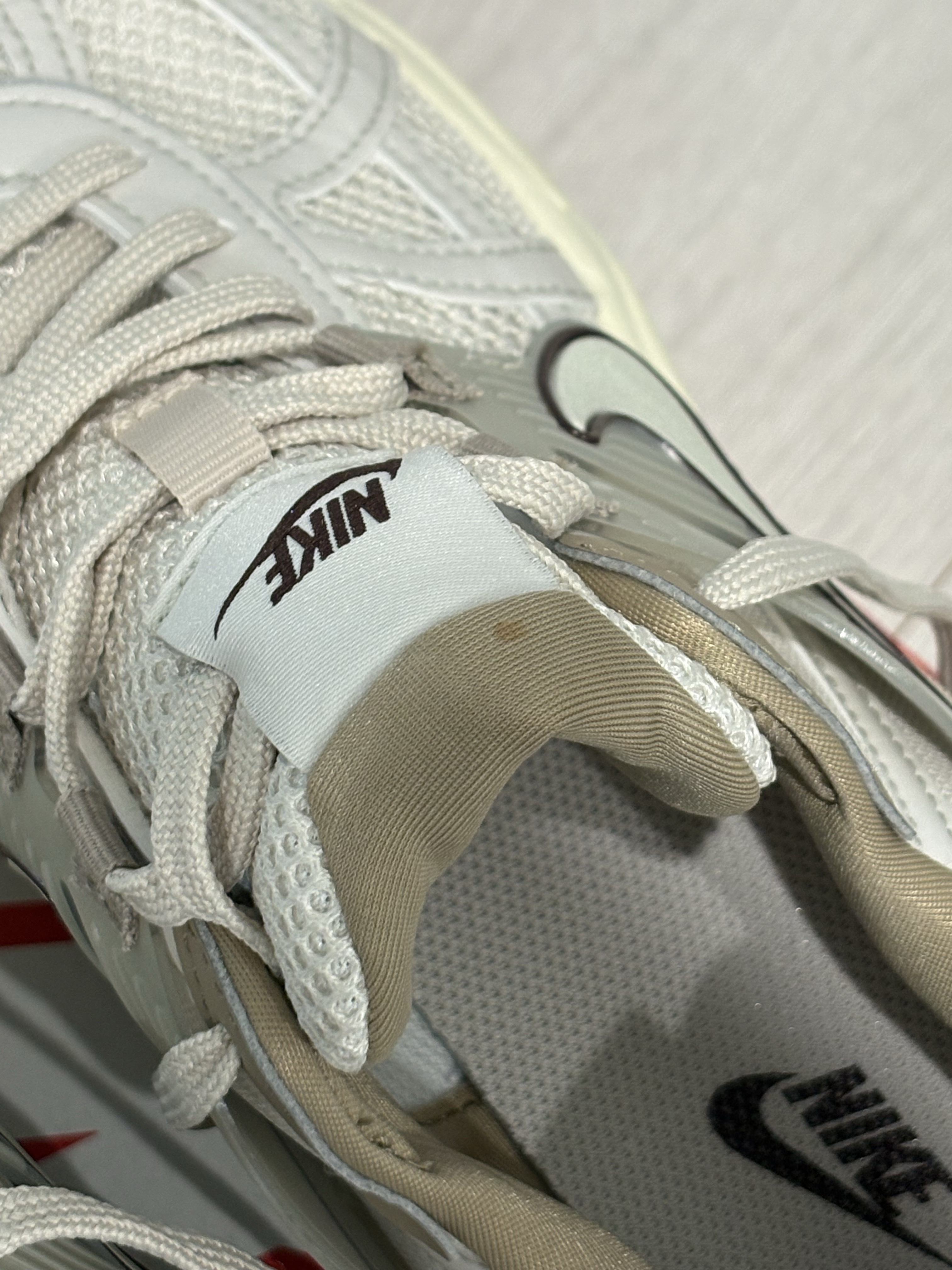 Nike V2K Run Light Orewood Brown Khaki 착용 스타일 - 2