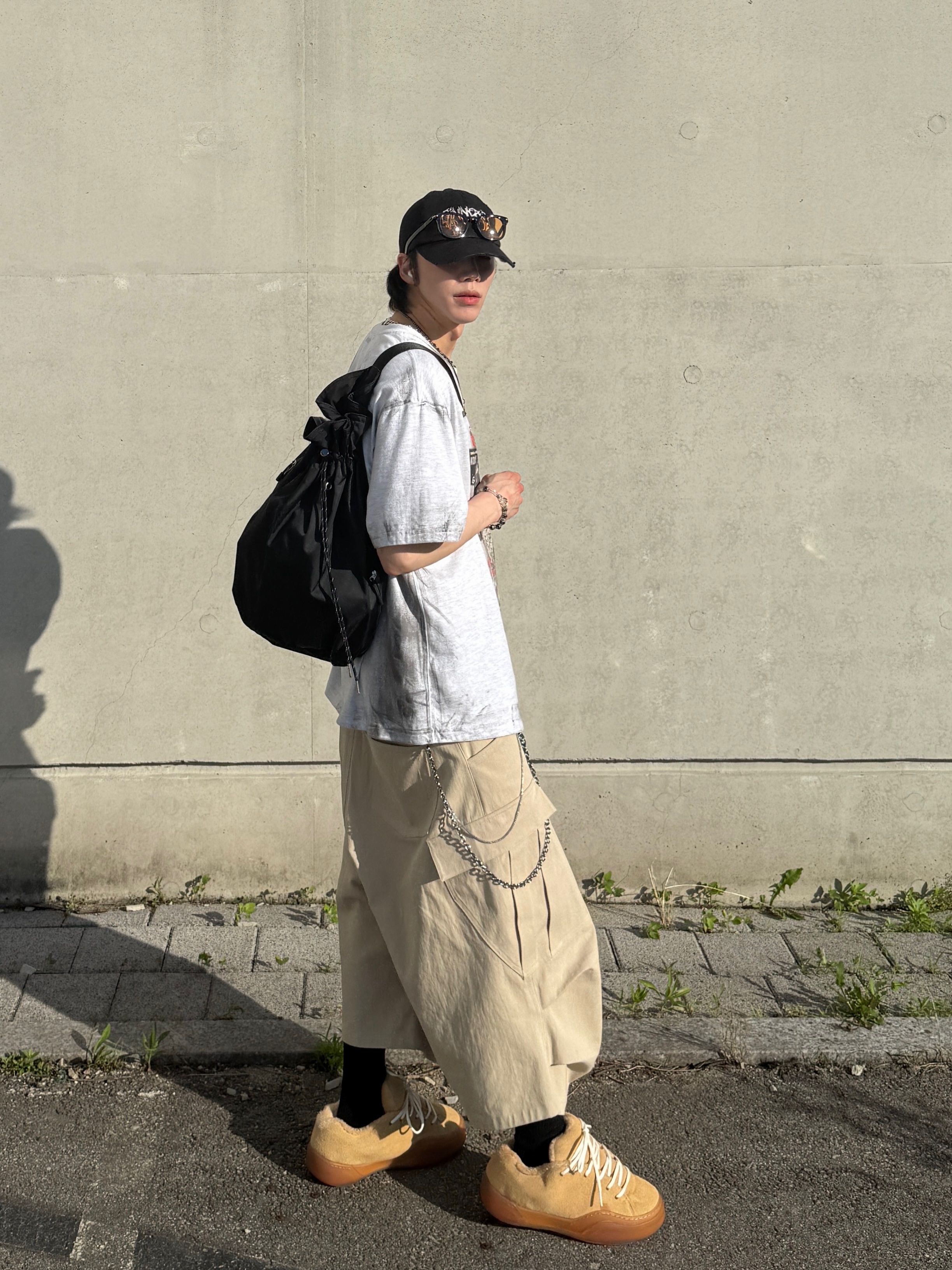 ERL Vamp Skate Shoes Sand, GRAILZ x KOIN SEOUL Magazine T-Shirts Melange Grey 착용 스타일 - 3