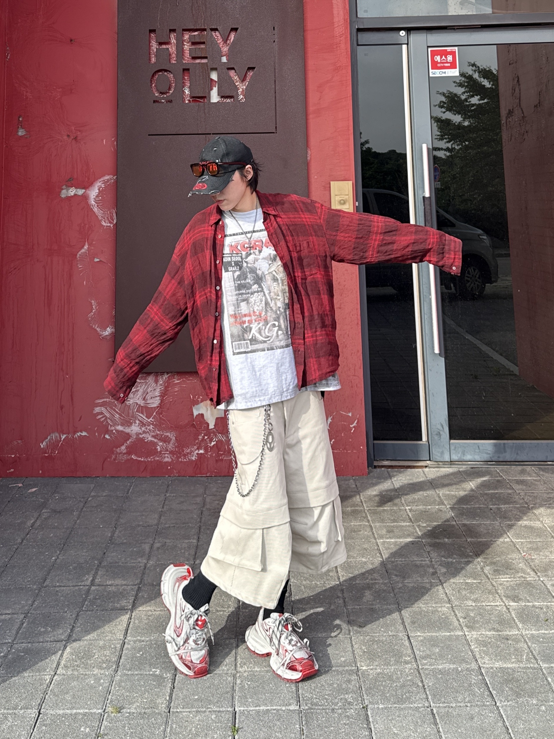 Hatchingroom Classic Shirt Linen Big Check Dark Red, Kamien Titan Bermuda Pants Light Beige 착용 스타일 - 3