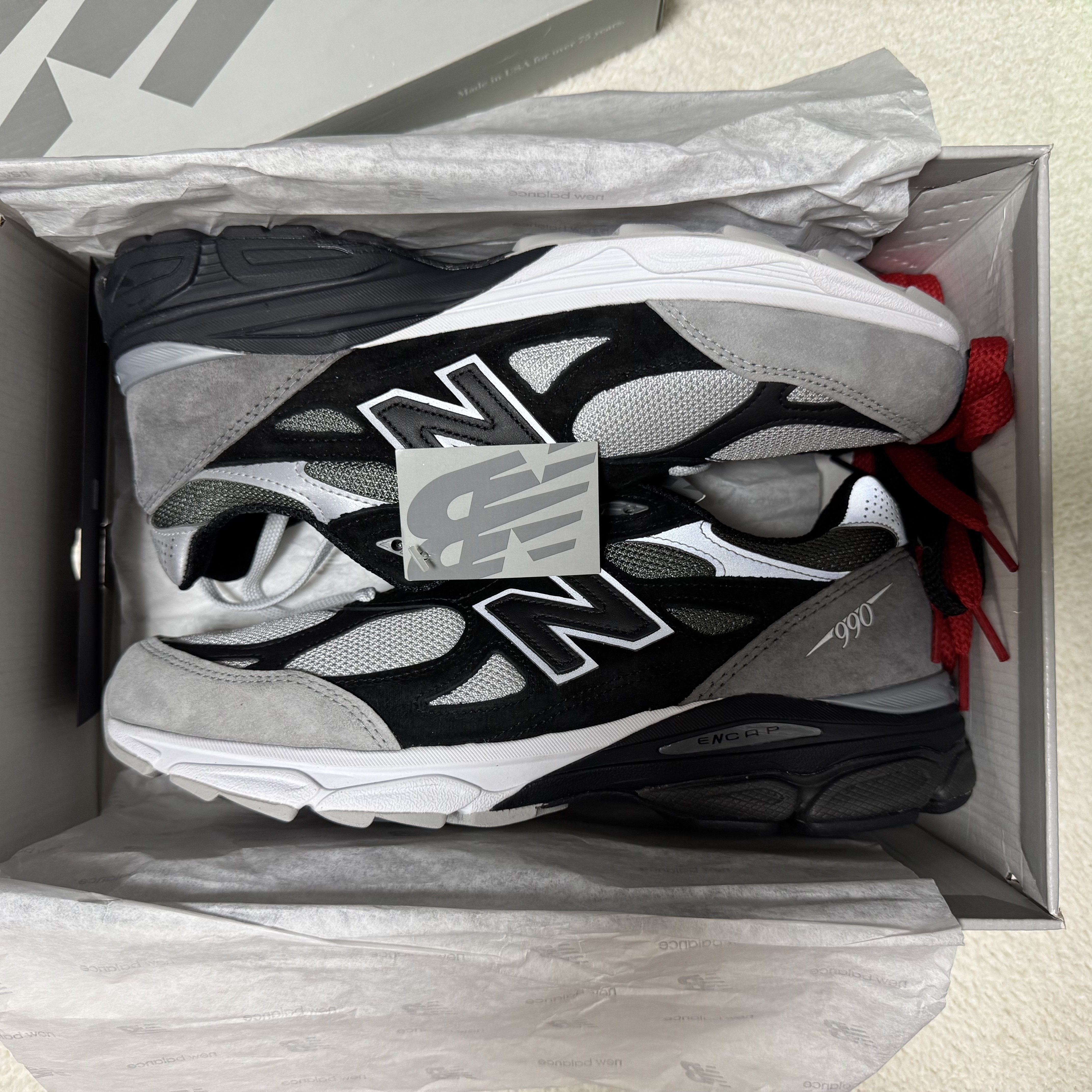 New Balance x DTLR 990v3 Grey Scale 착용 스타일