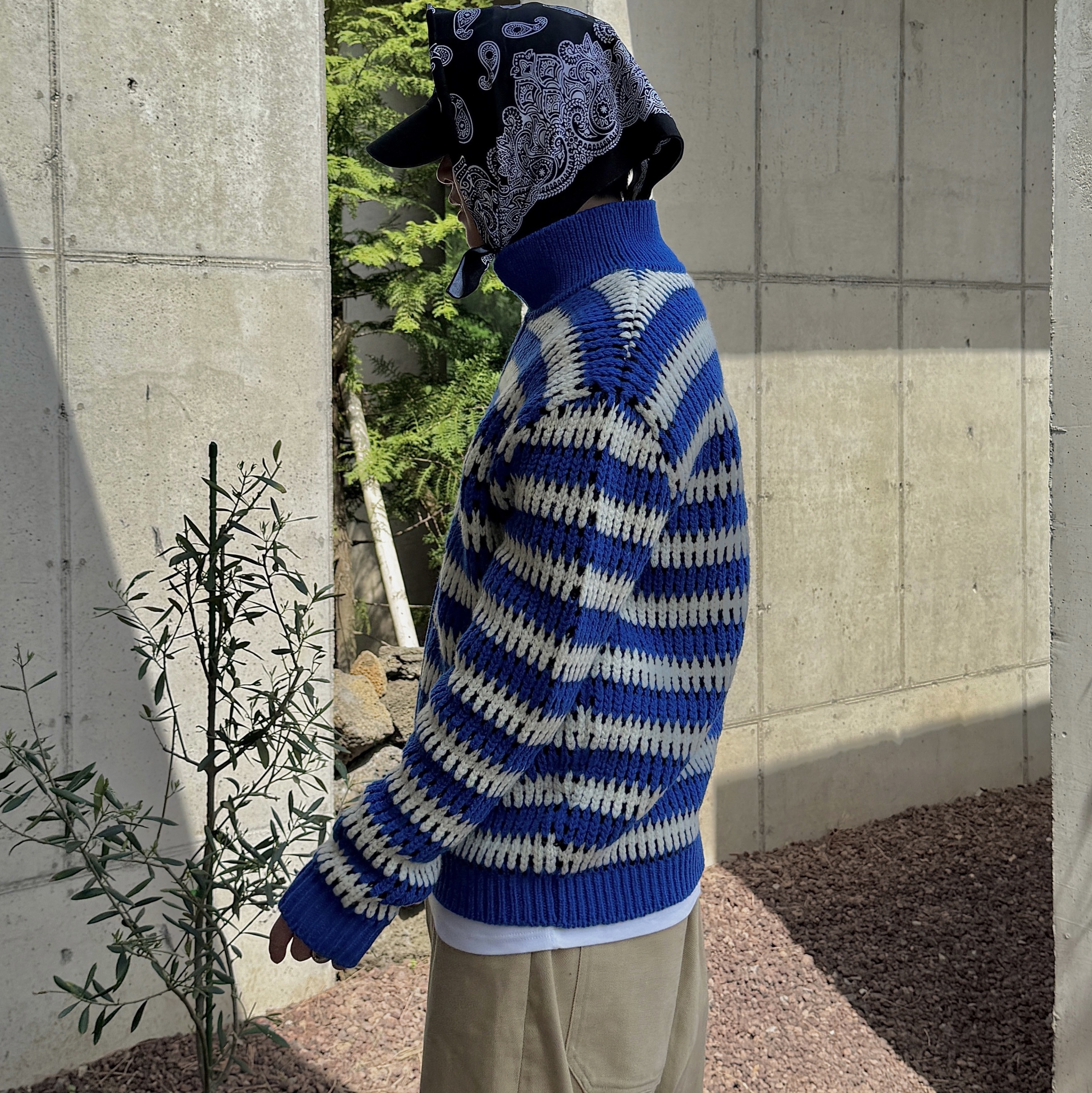 STU Stripe Collar Zip UP Sweater Blue, STU Wide Cotton Pants Beige 착용 스타일 - 1