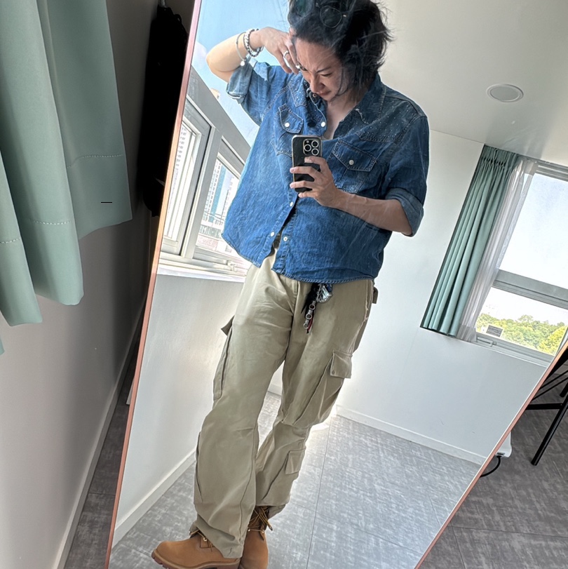 Blue Sunflower Semi Wide Cargo Pants Beige, Blue Sunflower Flower Hotfix Washing Western Denim Shirt 착용 스타일 - 1