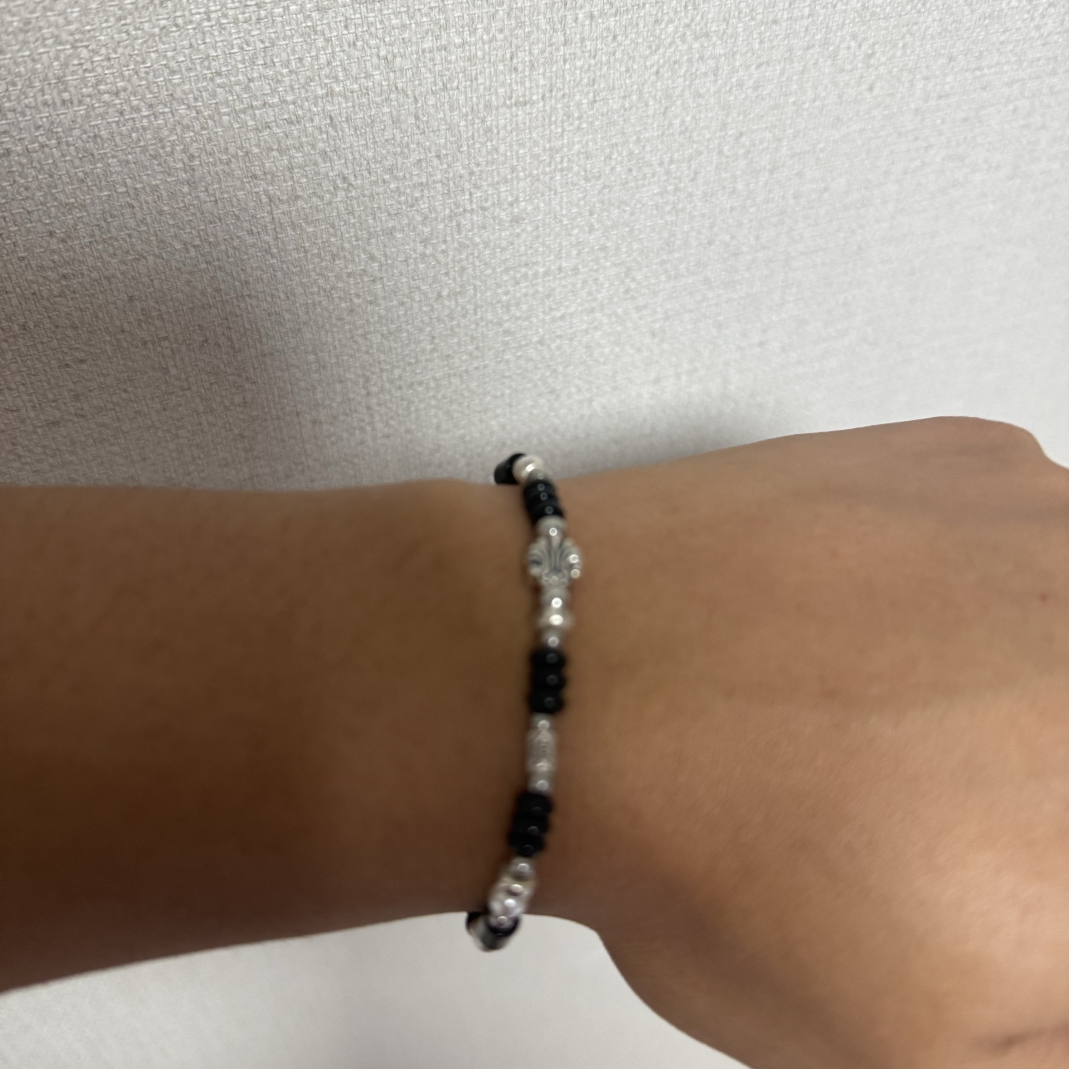[KREAM 단독] Scudo Shell Black Pearl Beads Bracelet 착용 스타일