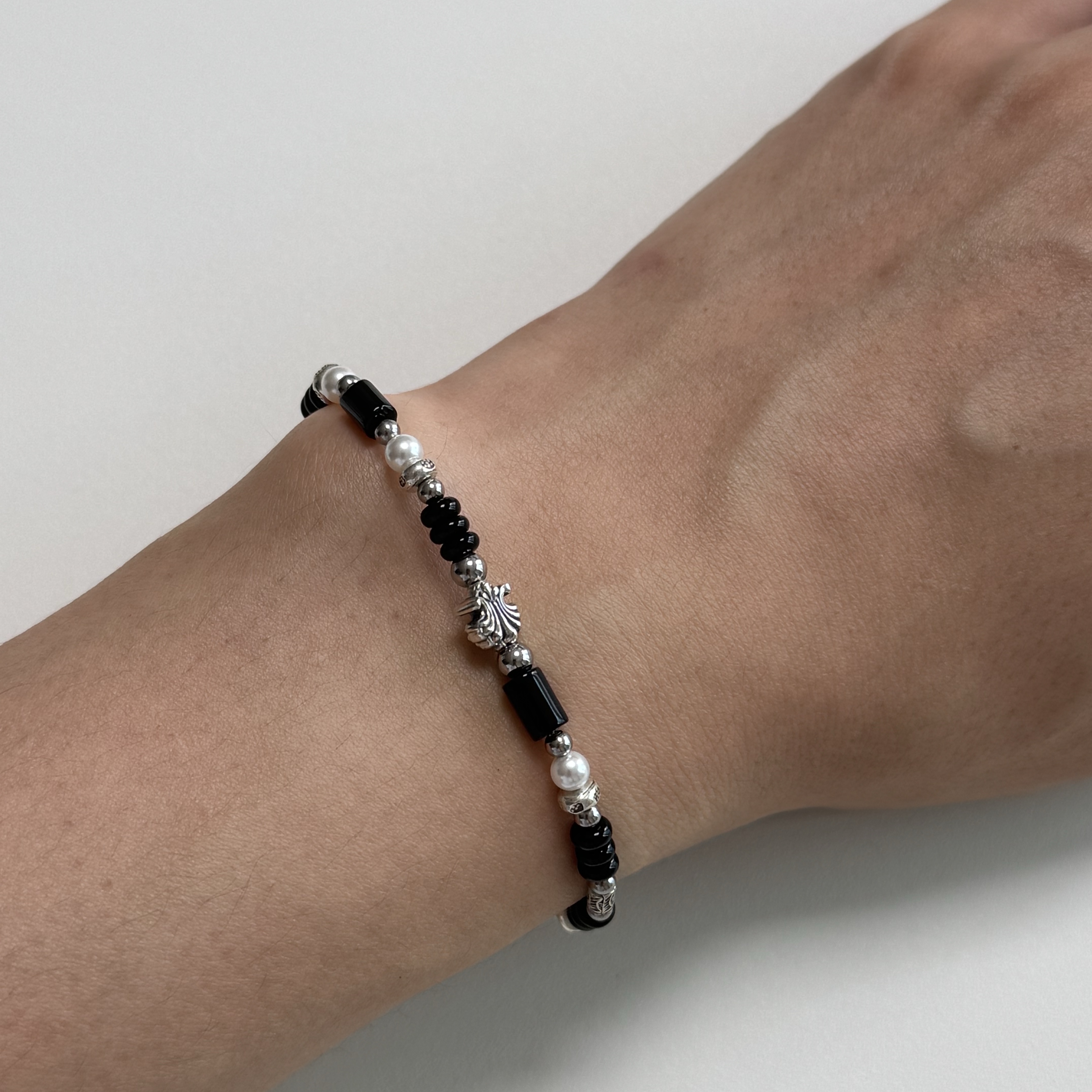 [KREAM 단독] Scudo Shell Black Pearl Beads Bracelet 착용 스타일