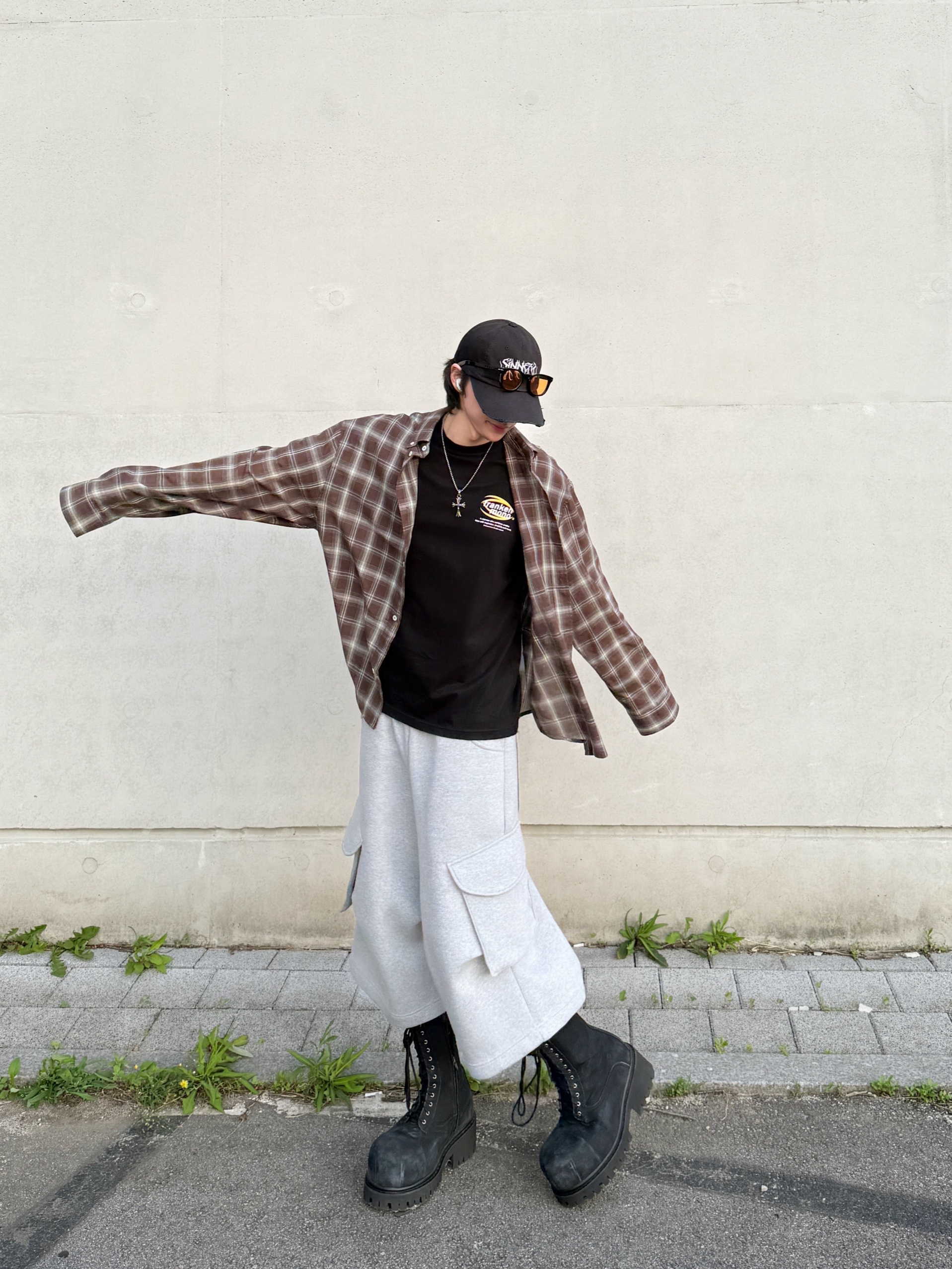 MJD x AAO Wide Cargo Bermuda Pants Grey, MJD Cropped Check Shirt Choco Brown 착용 스타일 - 1