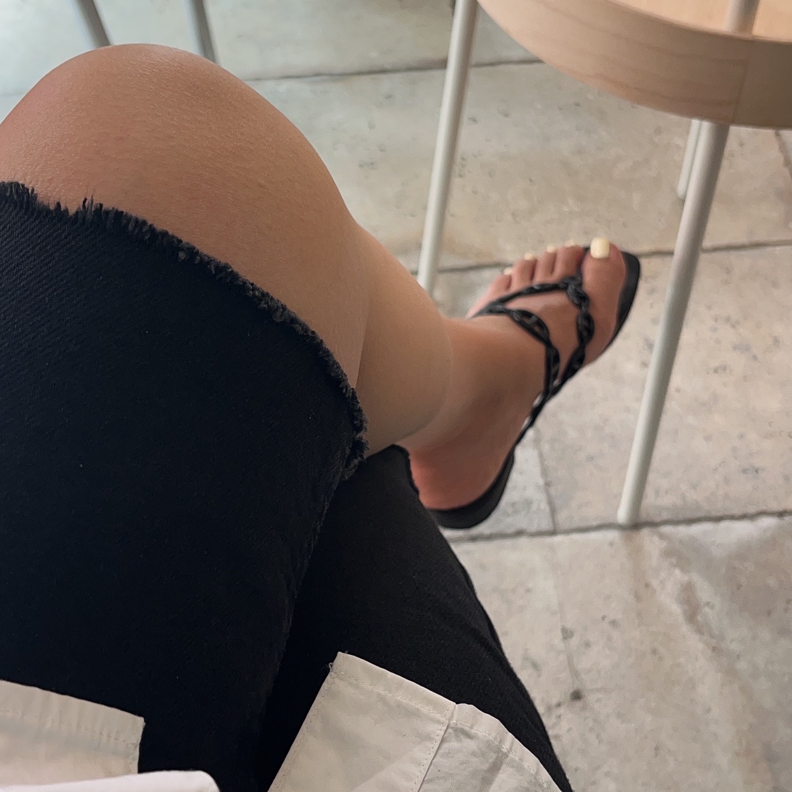 (W) Hermes Island Sandal & Noir 착용 스타일 - 2