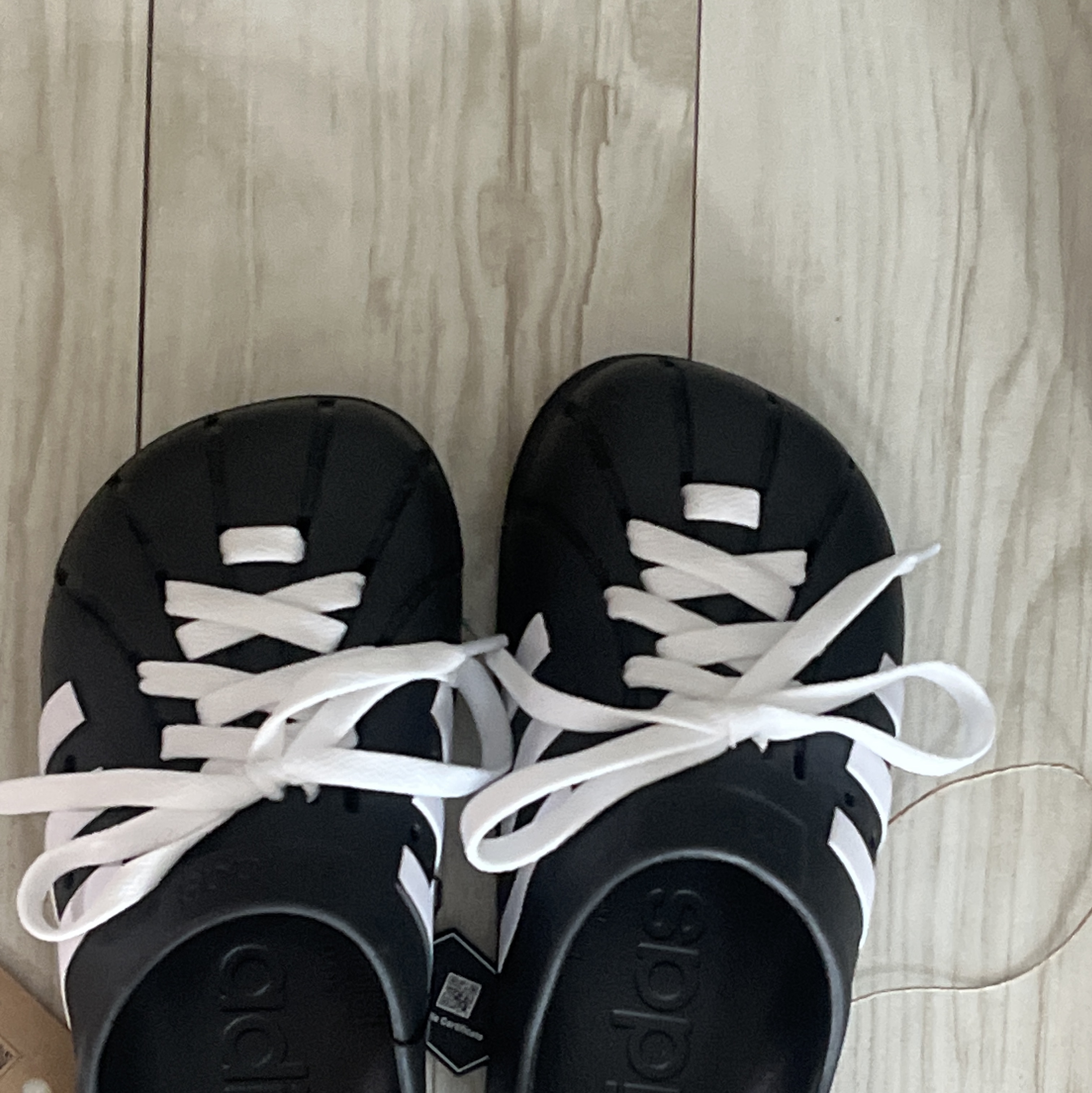 Adidas Adilette Clog Black White 착용 스타일