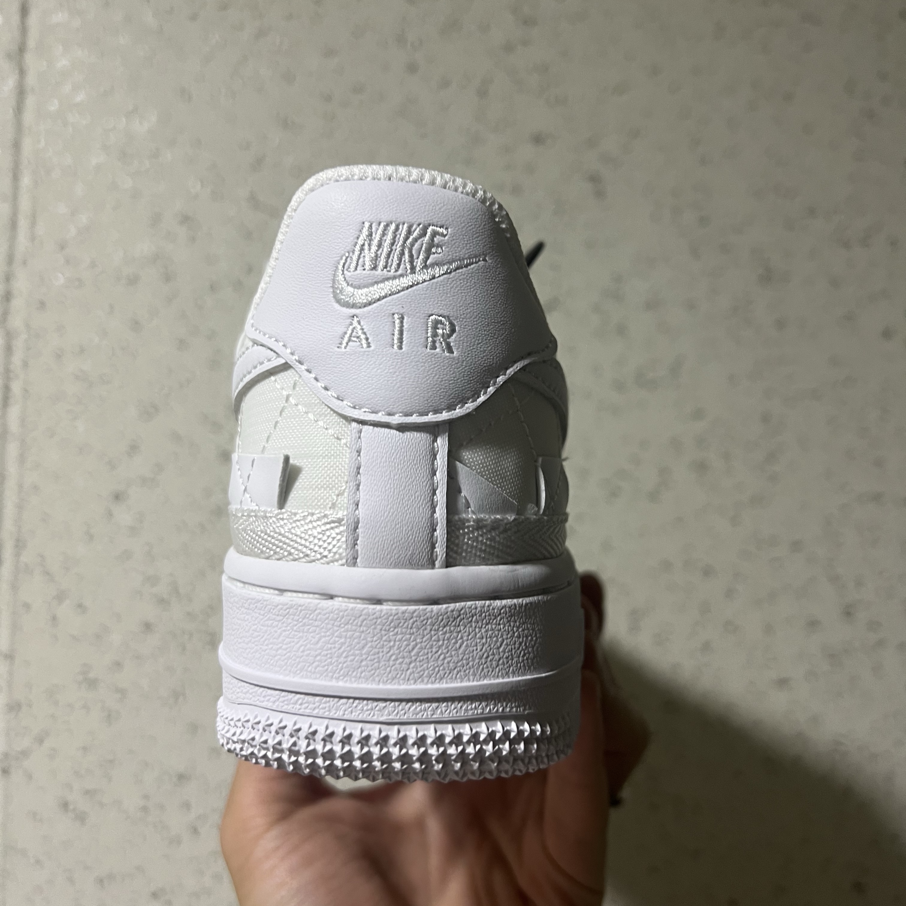 Nike x Billie Eilish Air Force 1 Low SP Triple White 착용 스타일 - 3