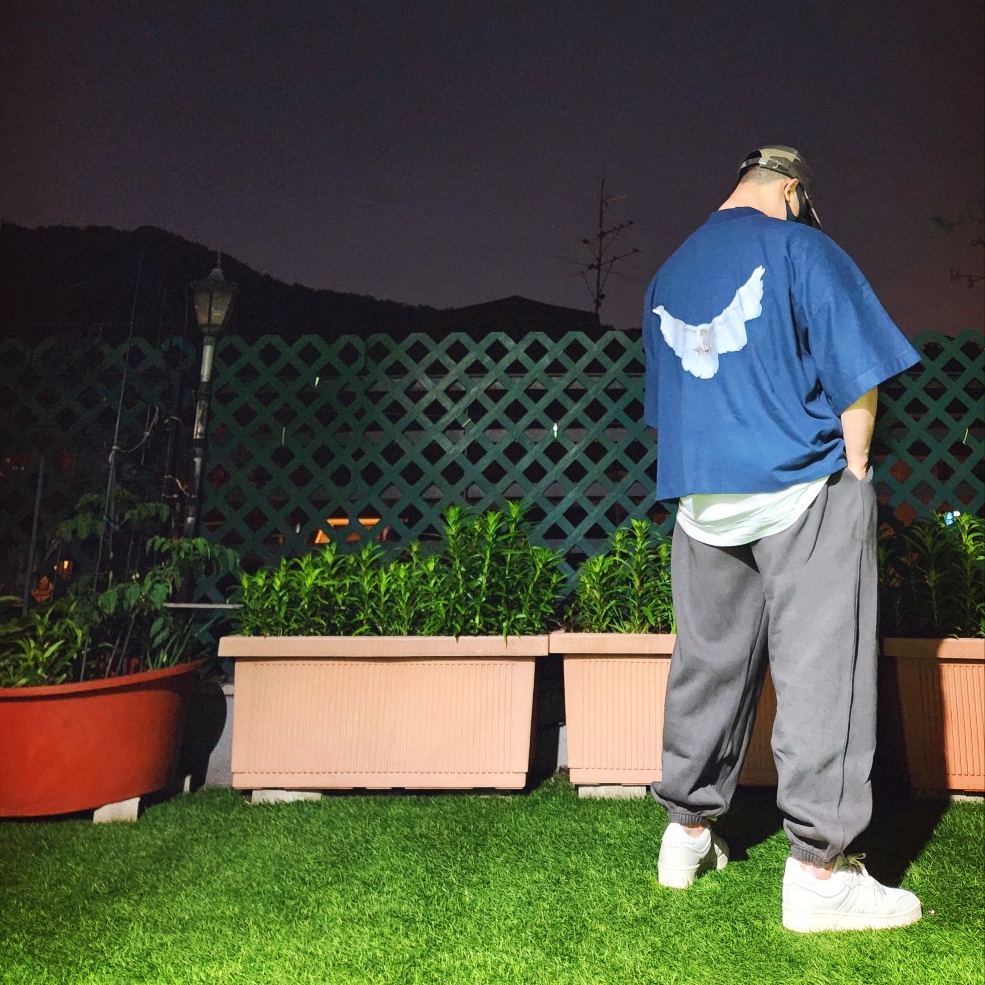 Yeezy Gap Engineered By Balenciaga Dove No Seam T-Shirt Dark Blue, Undermycar Mu.03 Anti Fxxking Logo Play Oversized Sweat Jogger Olive 착용 스타일 - 3