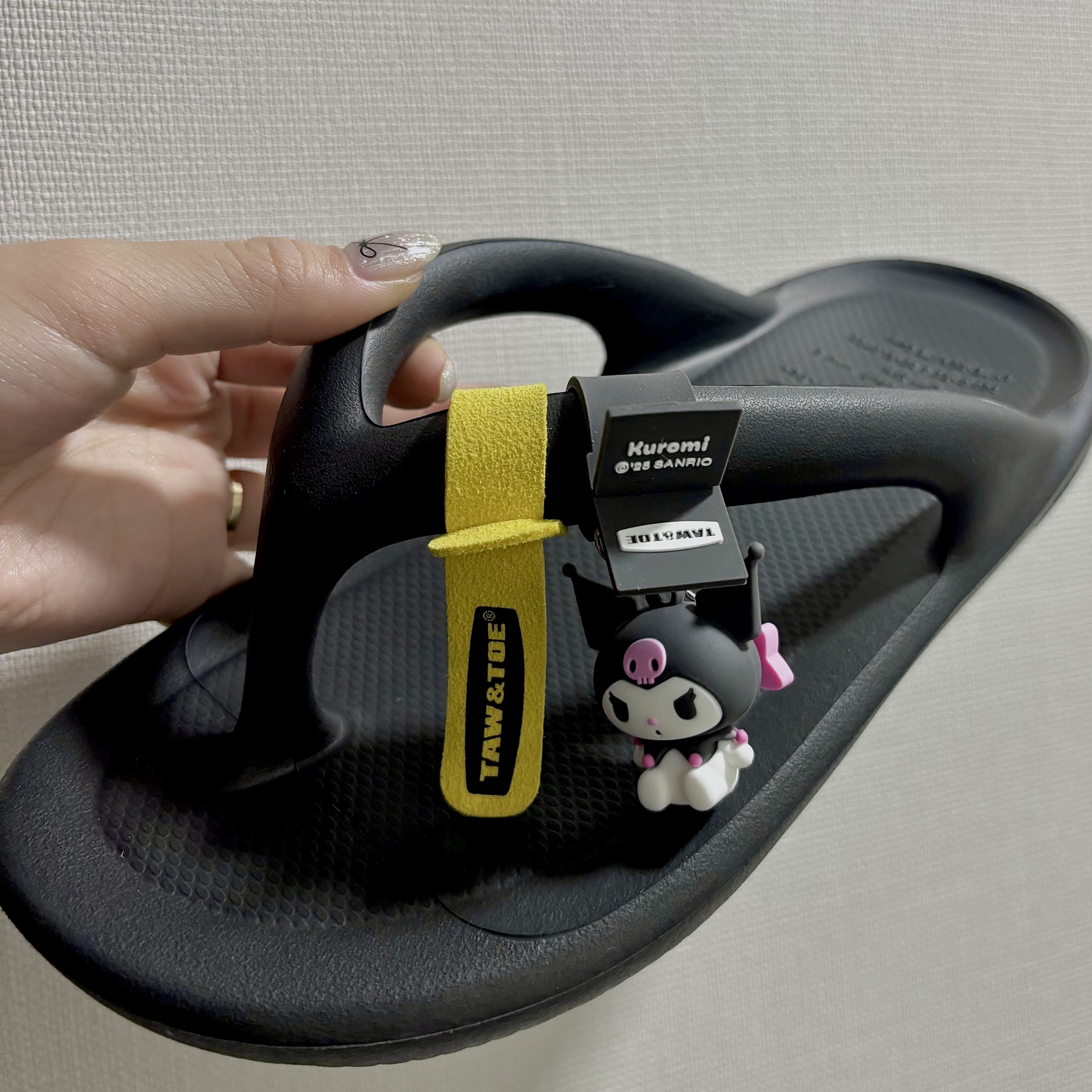 Taw&Toe x Sanrio Kuromi Charm Tag Black, Taw&Toe Flip Flop Zerovity Bio Black 착용 스타일