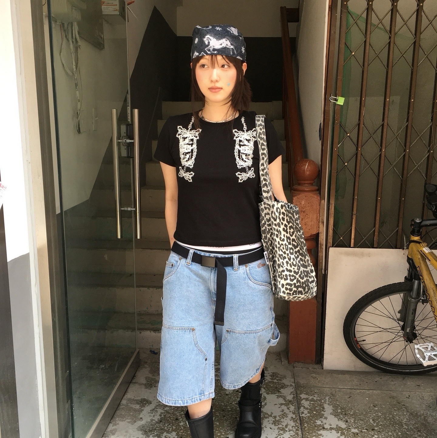 Thevinylhouse Tvh Western Pattern Bandana Navy, Thevinylhouse Chain Ribbon Tee Black 착용 스타일