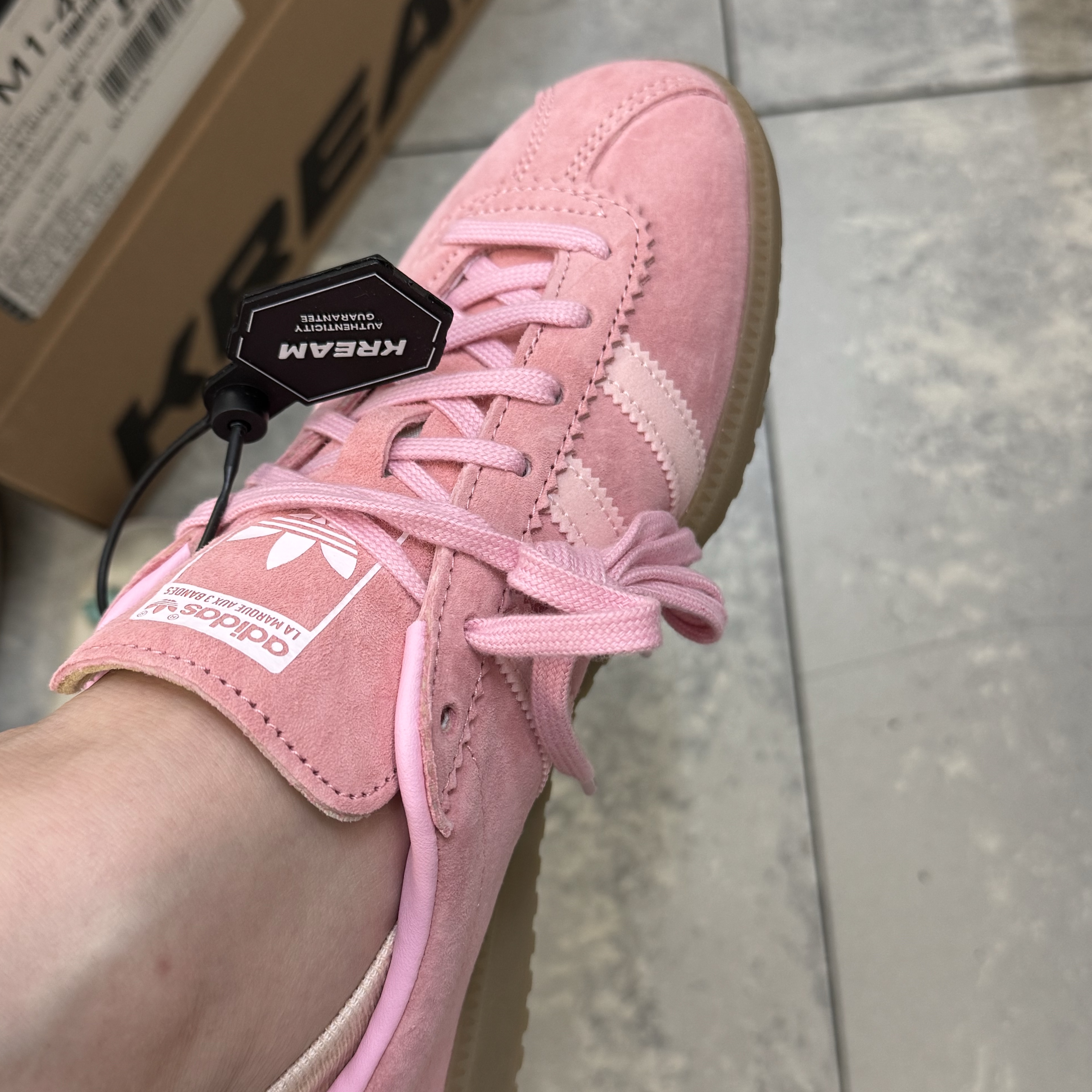 Adidas Bermuda Glow Pink 착용 스타일