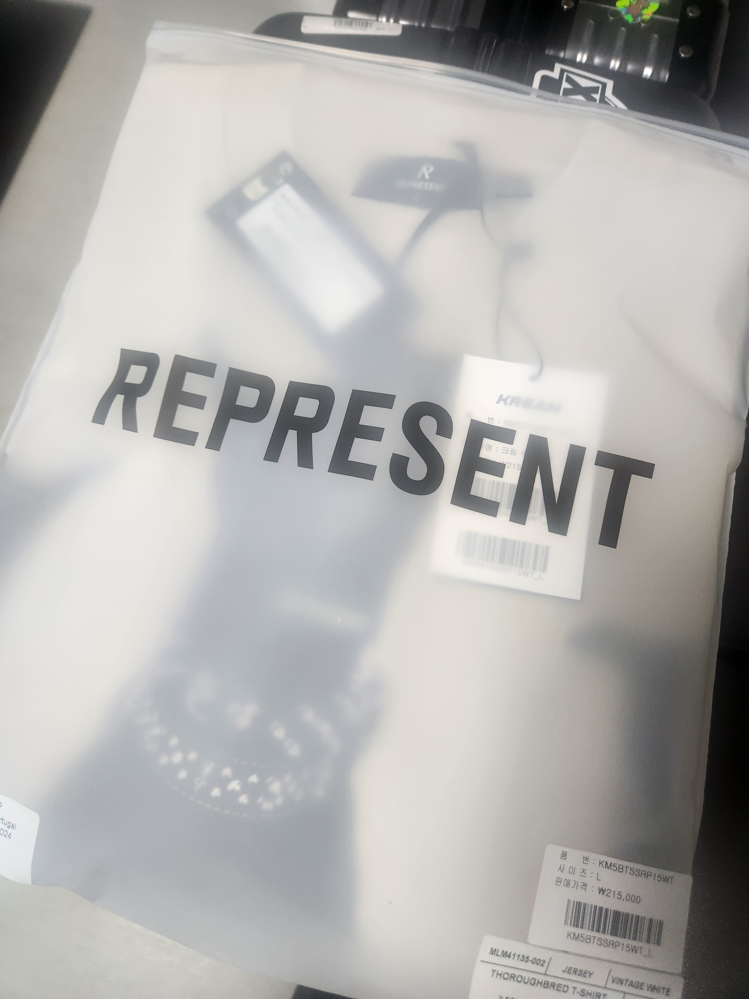 Represent Thoroughbred T-Shirt Vintage White - 25SS, Supreme x New Era Jerseys Box Logo Black - 24FW 착용 스타일 - 3