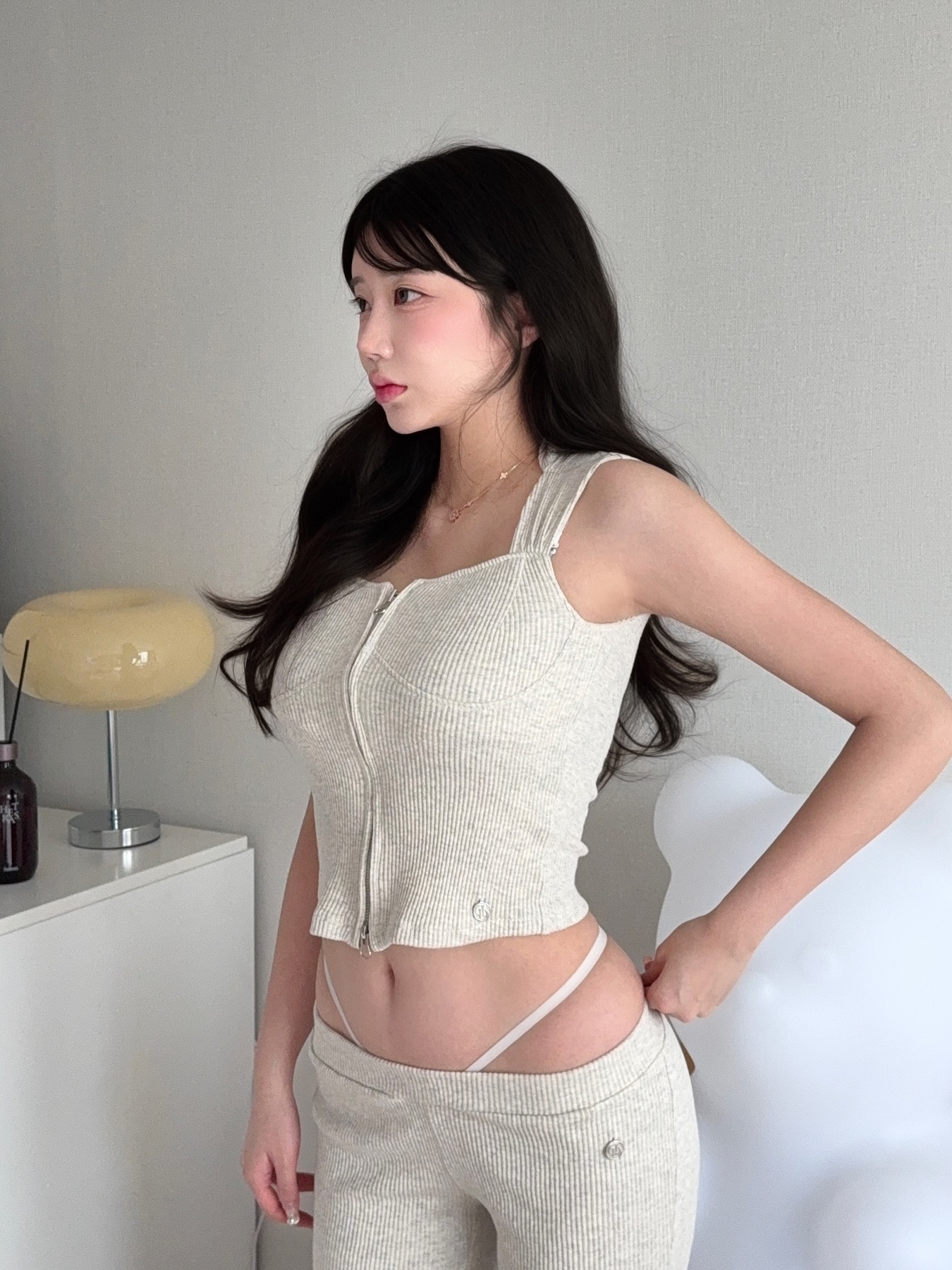 Don't Ask My Plan Luna Hooded Crop 2way Zip Up Sleeveless - Oatmeal, Don't Ask My Plan Luna Slim Fit Lowrise Pants - Oatmeal 착용 스타일 - 2