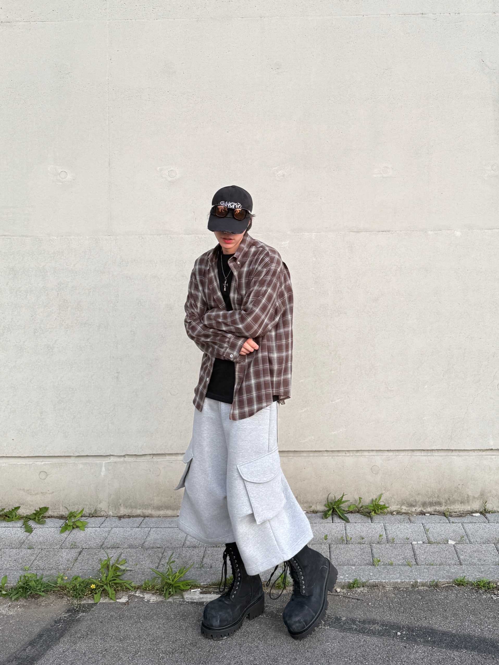 MJD x AAO Wide Cargo Bermuda Pants Grey, MJD Cropped Check Shirt Choco Brown 착용 스타일 - 5