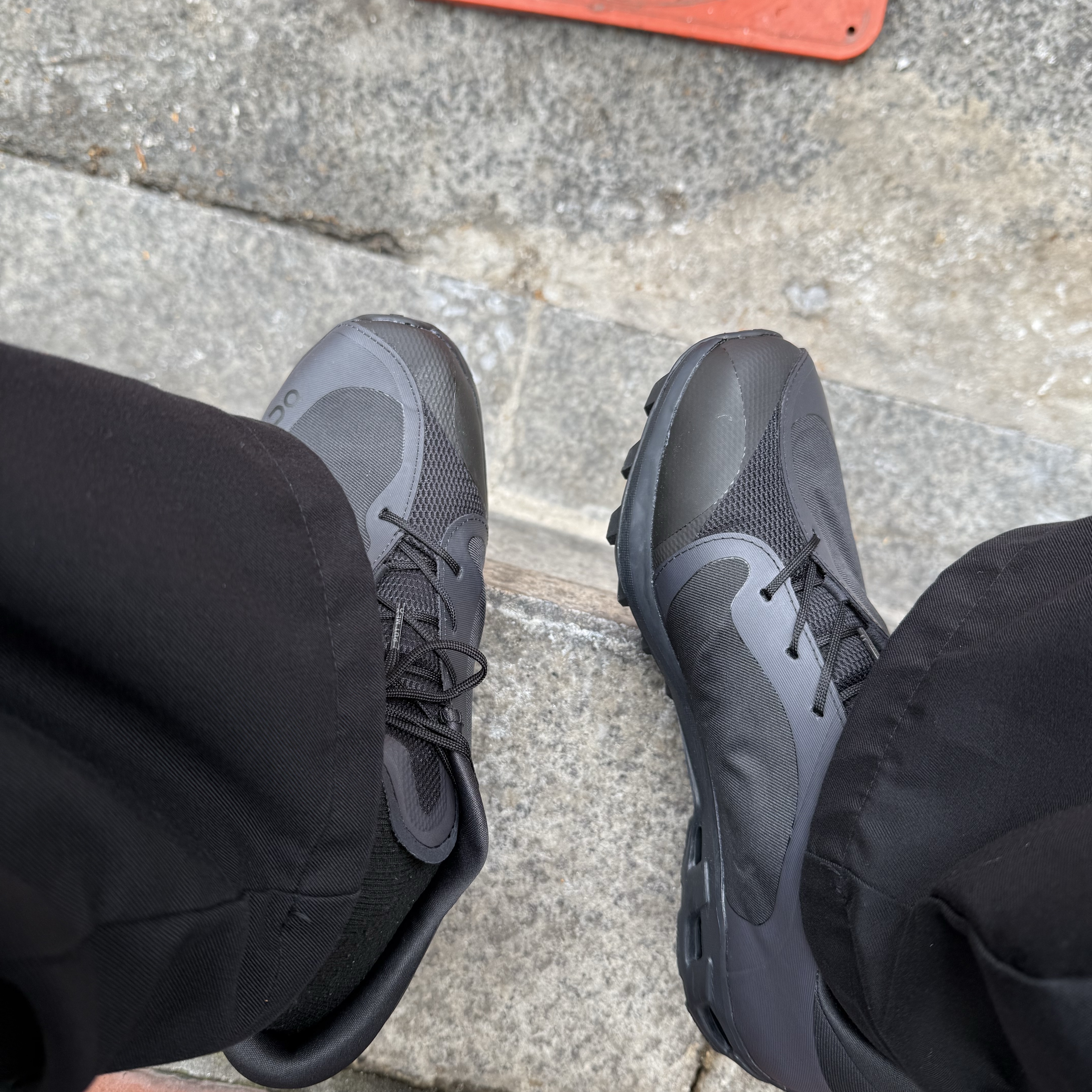 On Running x Post Archive Faction (Paf) Cloudventure Peak All Black 착용 스타일