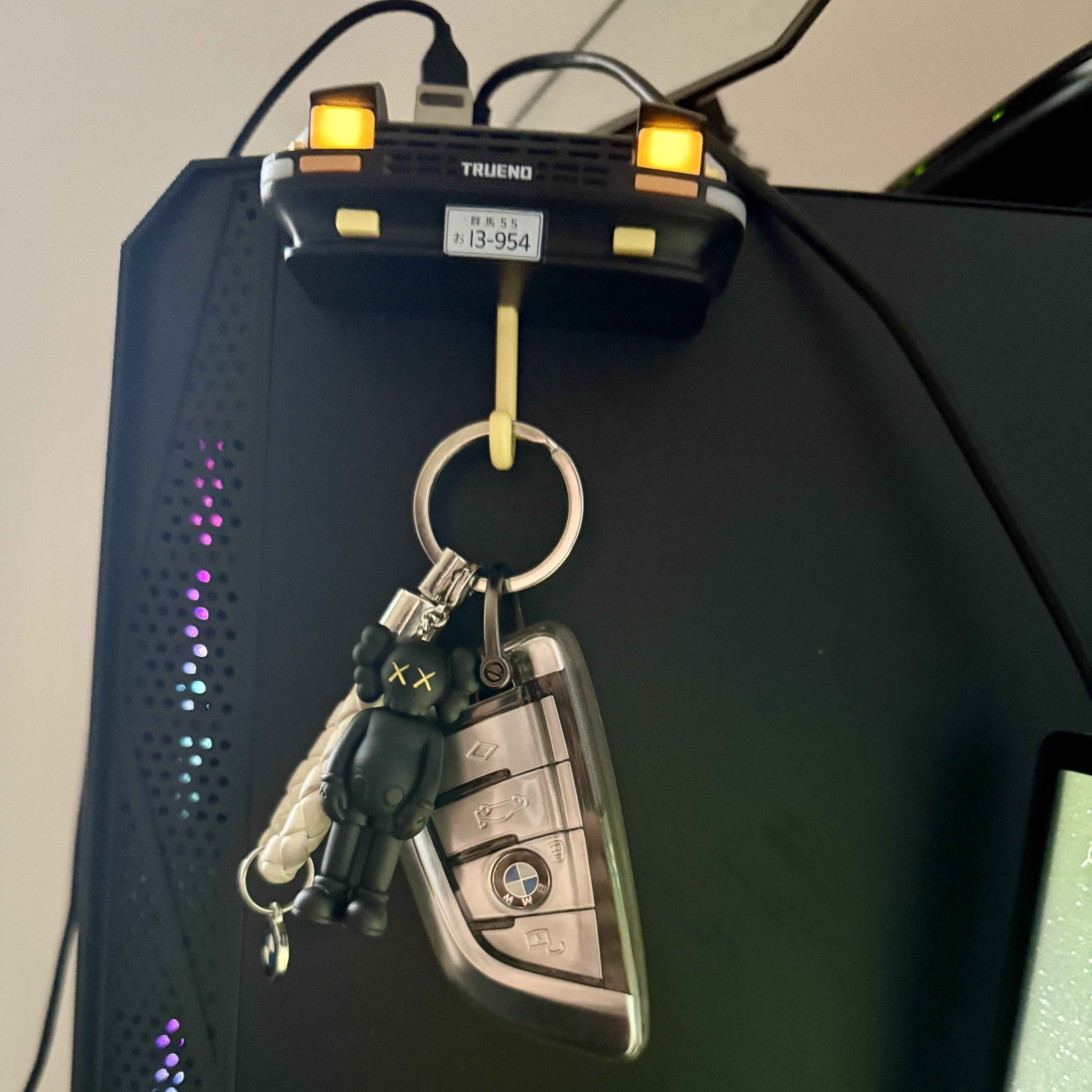 Kaws Tokyo First Companion Keychain Black 착용 스타일
