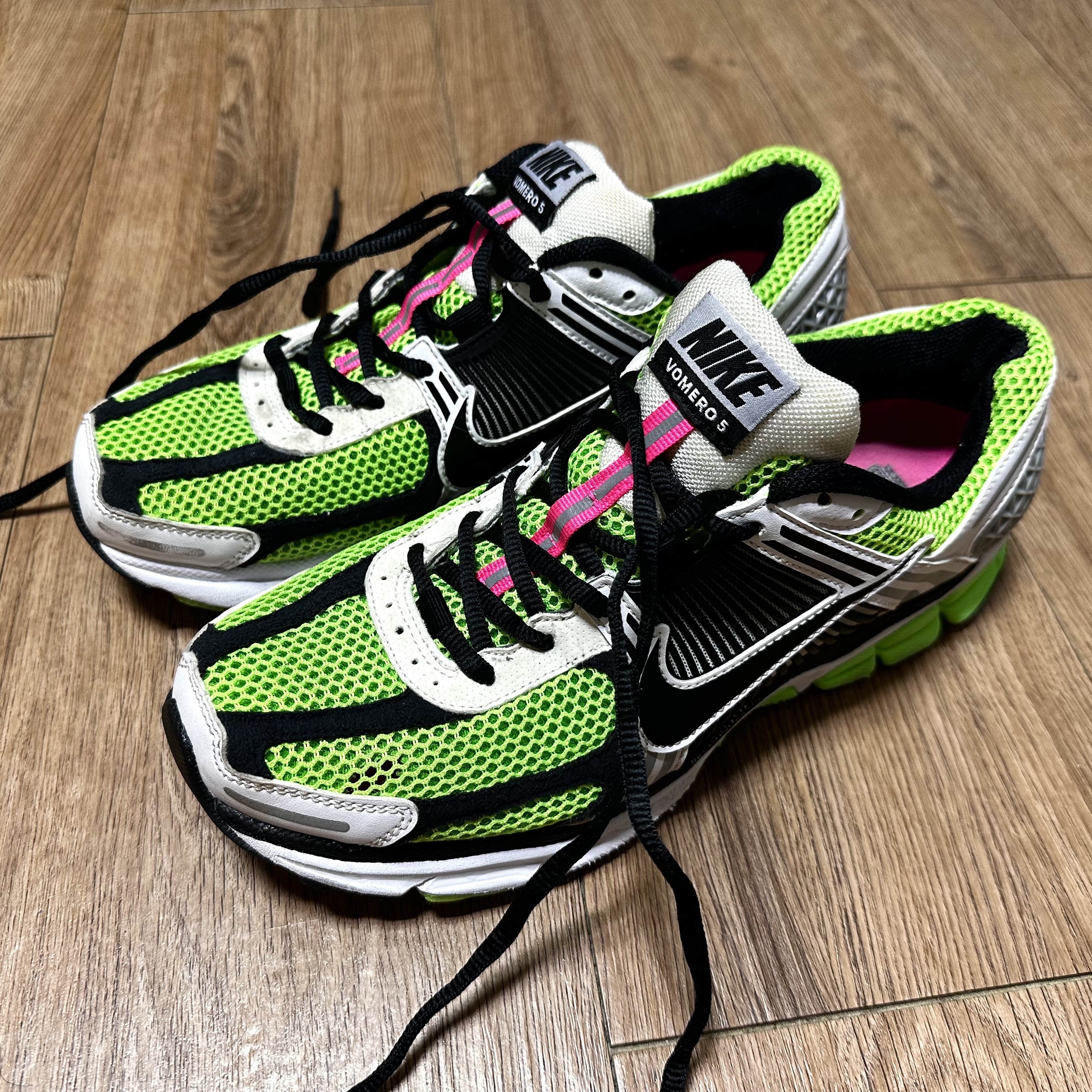 Nike Zoom Vomero 5 Electric Green Black 착용 스타일 - 2