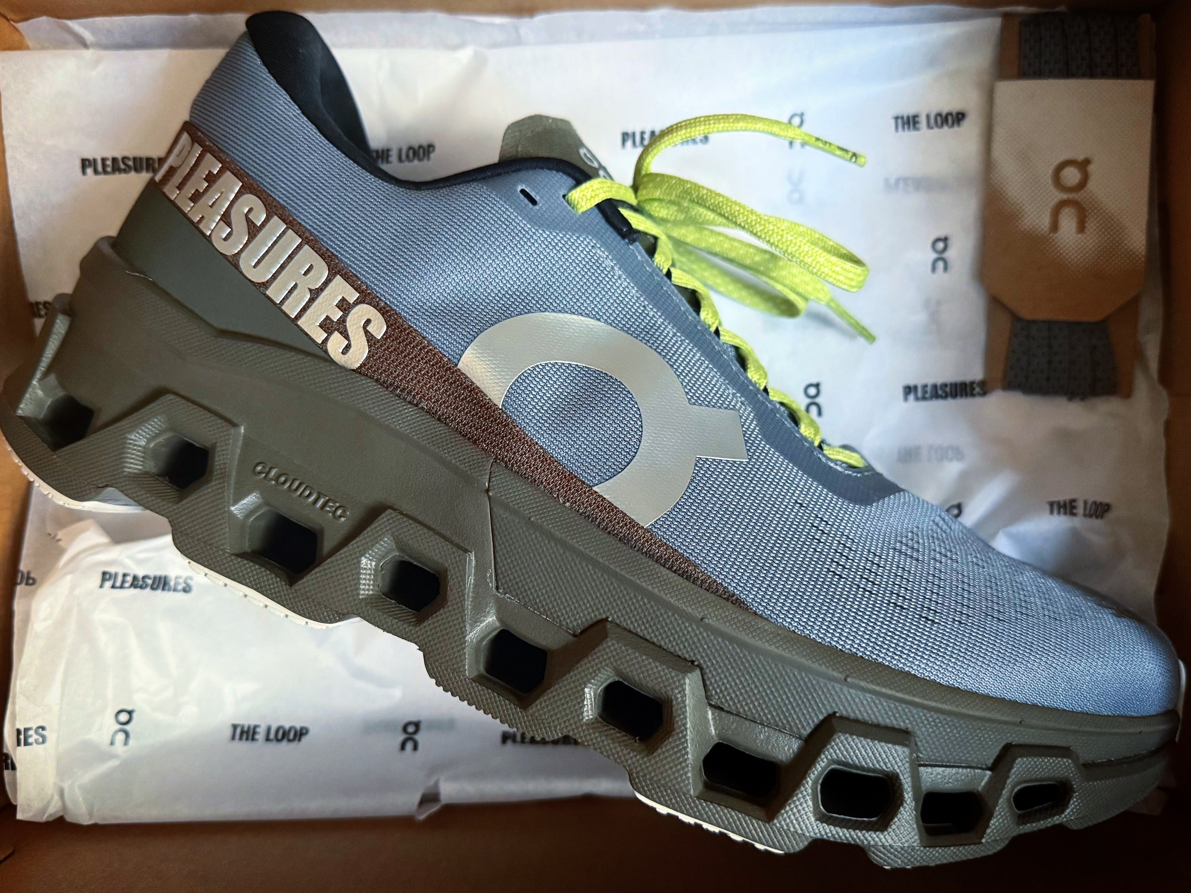 On Running x Pleasures x The Loop Cloudmonster 2 Mist Olive 착용 스타일 - 5