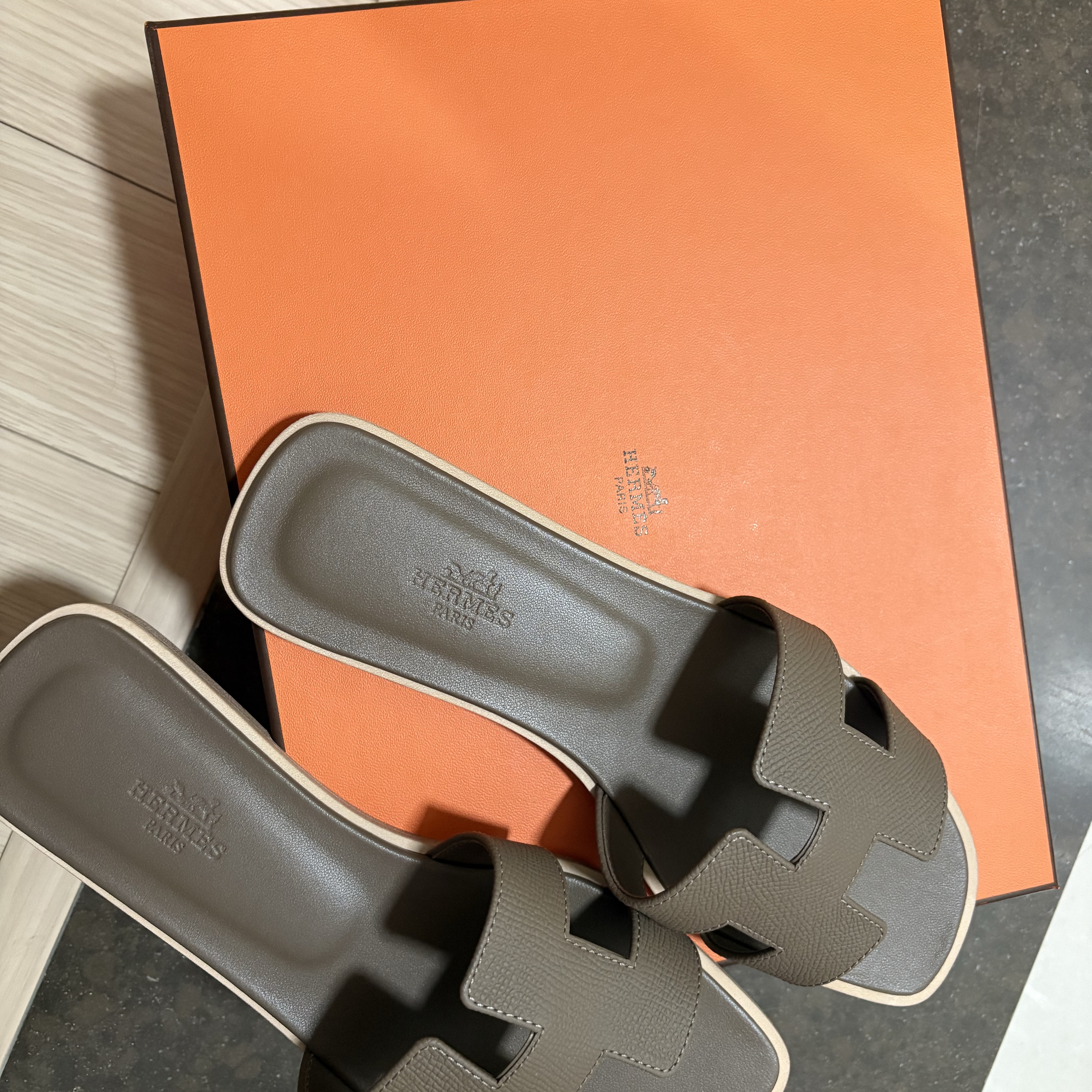 (W) Hermes Oran Sandal Epsom & Etoupe 착용 스타일