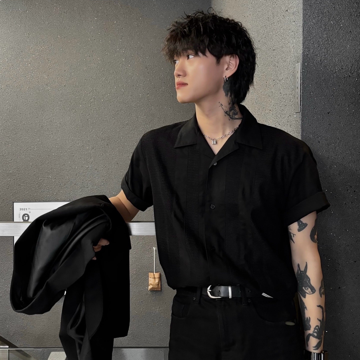 Thevinylhouse Linen Mesh Short Sleeve Shirts Black 착용 스타일