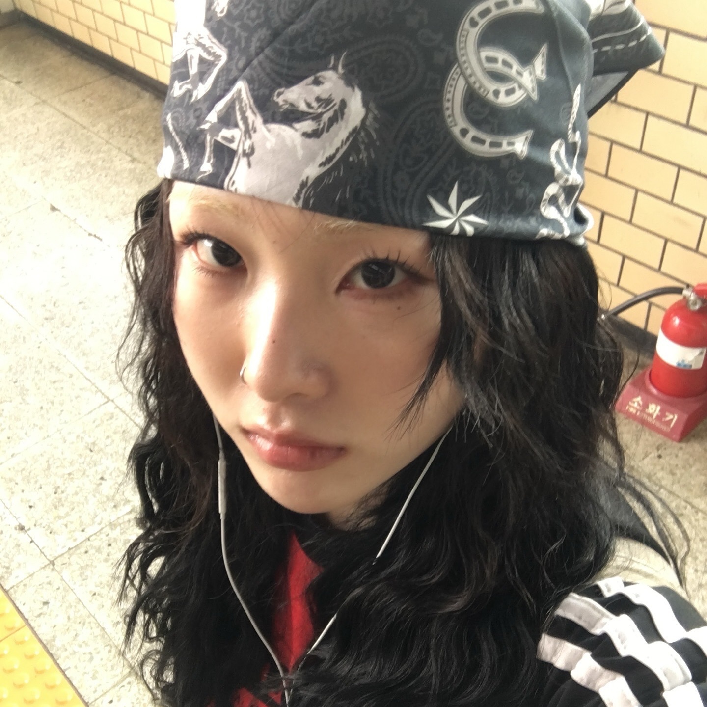 Thevinylhouse Tvh Western Pattern Bandana Navy 착용 스타일