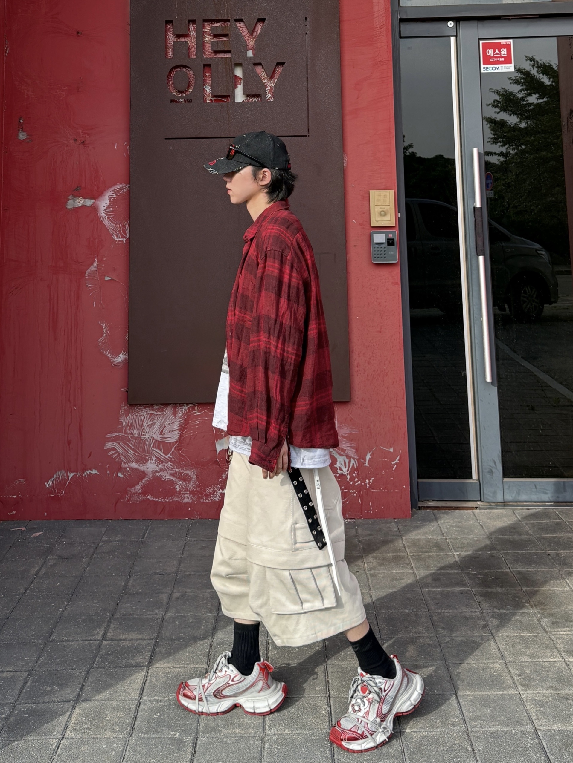Hatchingroom Classic Shirt Linen Big Check Dark Red, Kamien Titan Bermuda Pants Light Beige 착용 스타일 - 7