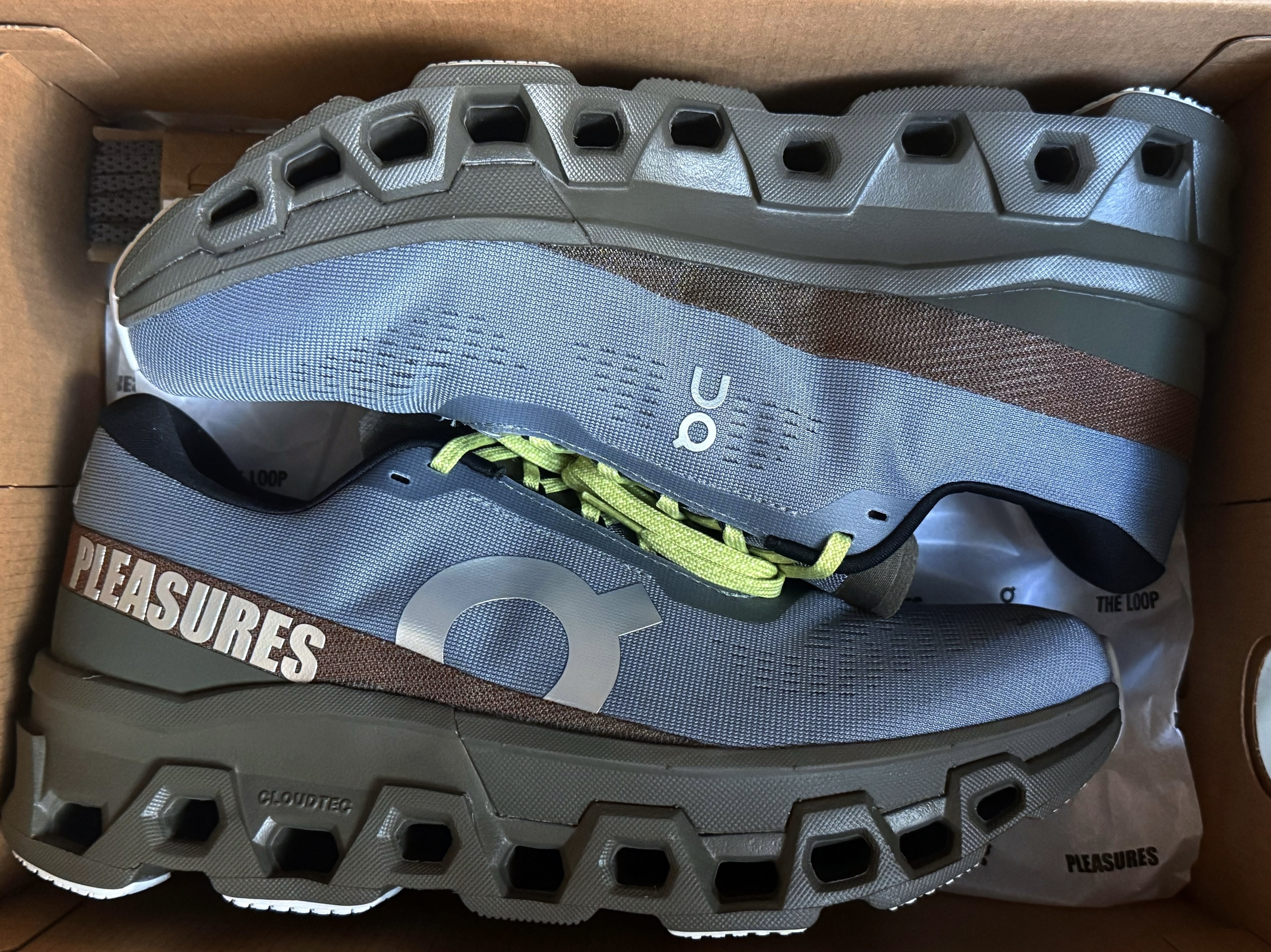 On Running x Pleasures x The Loop Cloudmonster 2 Mist Olive 착용 스타일 - 4