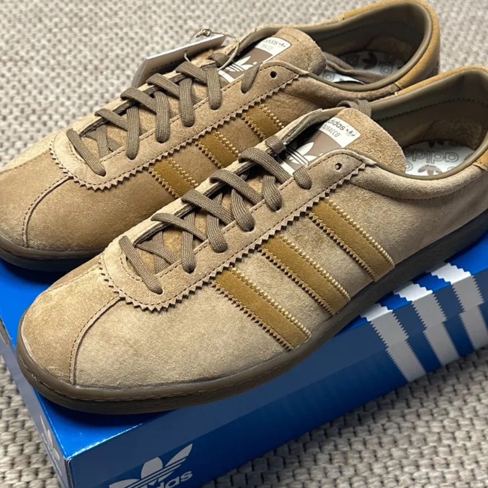 Adidas Tobacco Pantone Mesa 착용 스타일