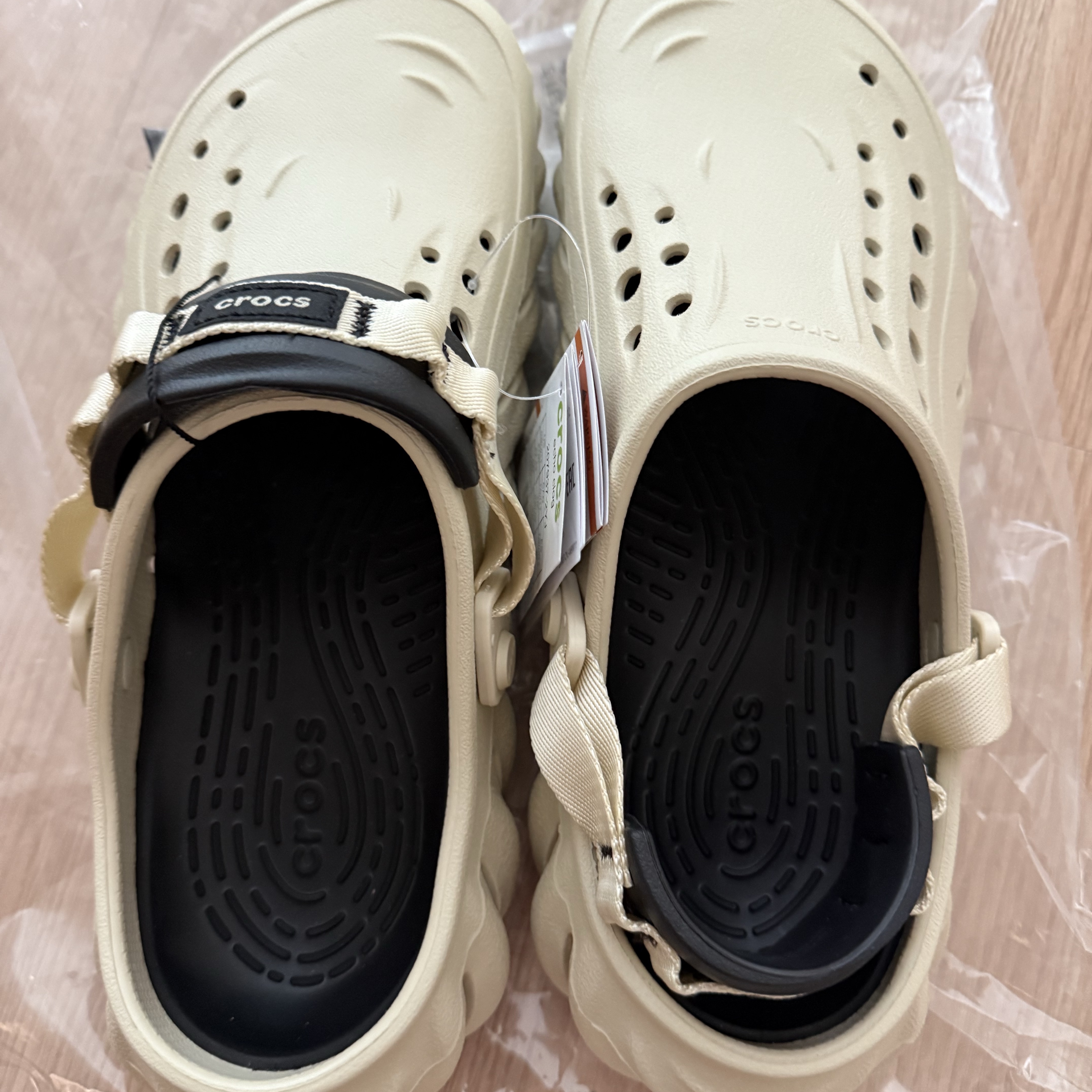 Crocs Echo Clog Bone Black 착용 스타일