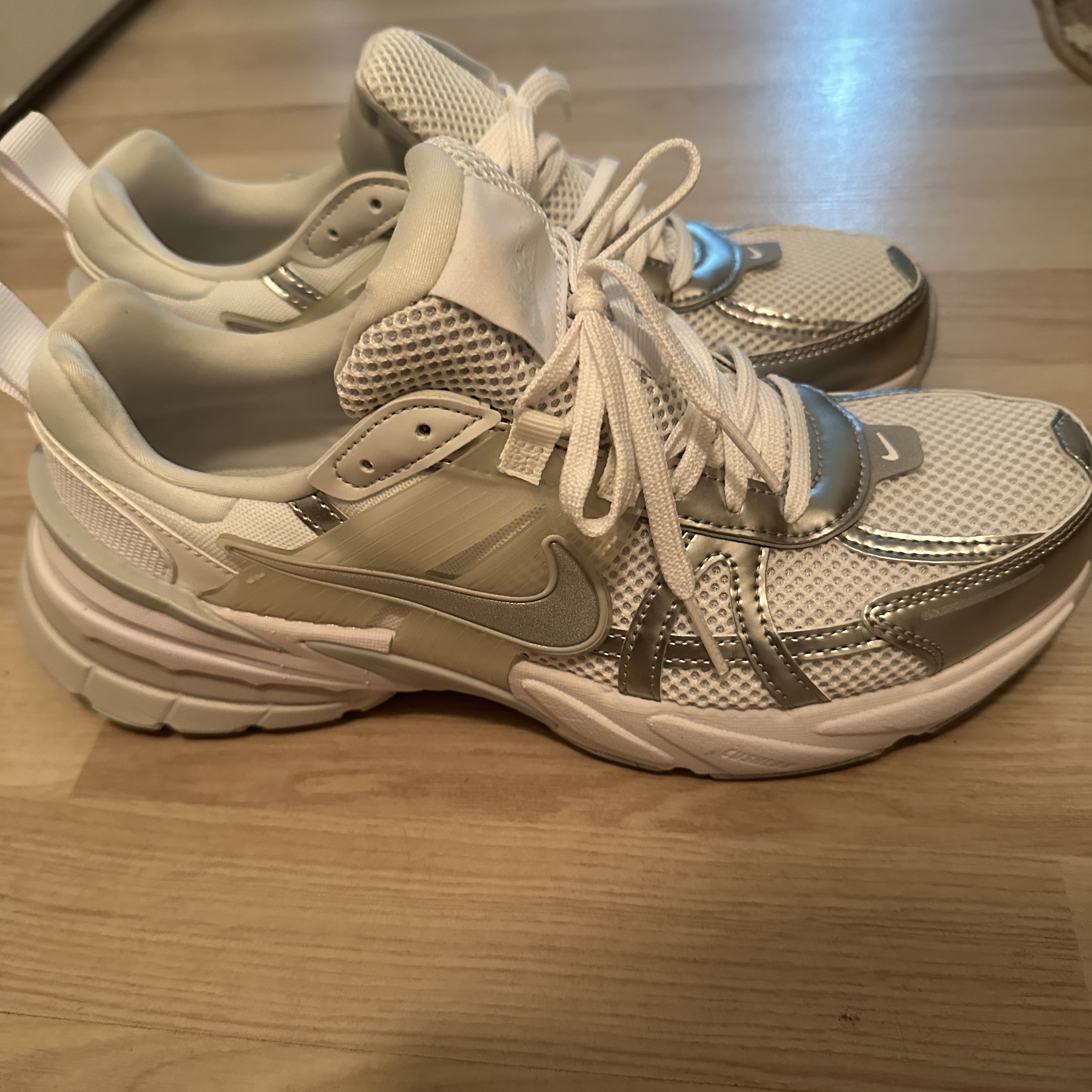 Nike V2K Run Metallic Silver White 착용 스타일 - 2