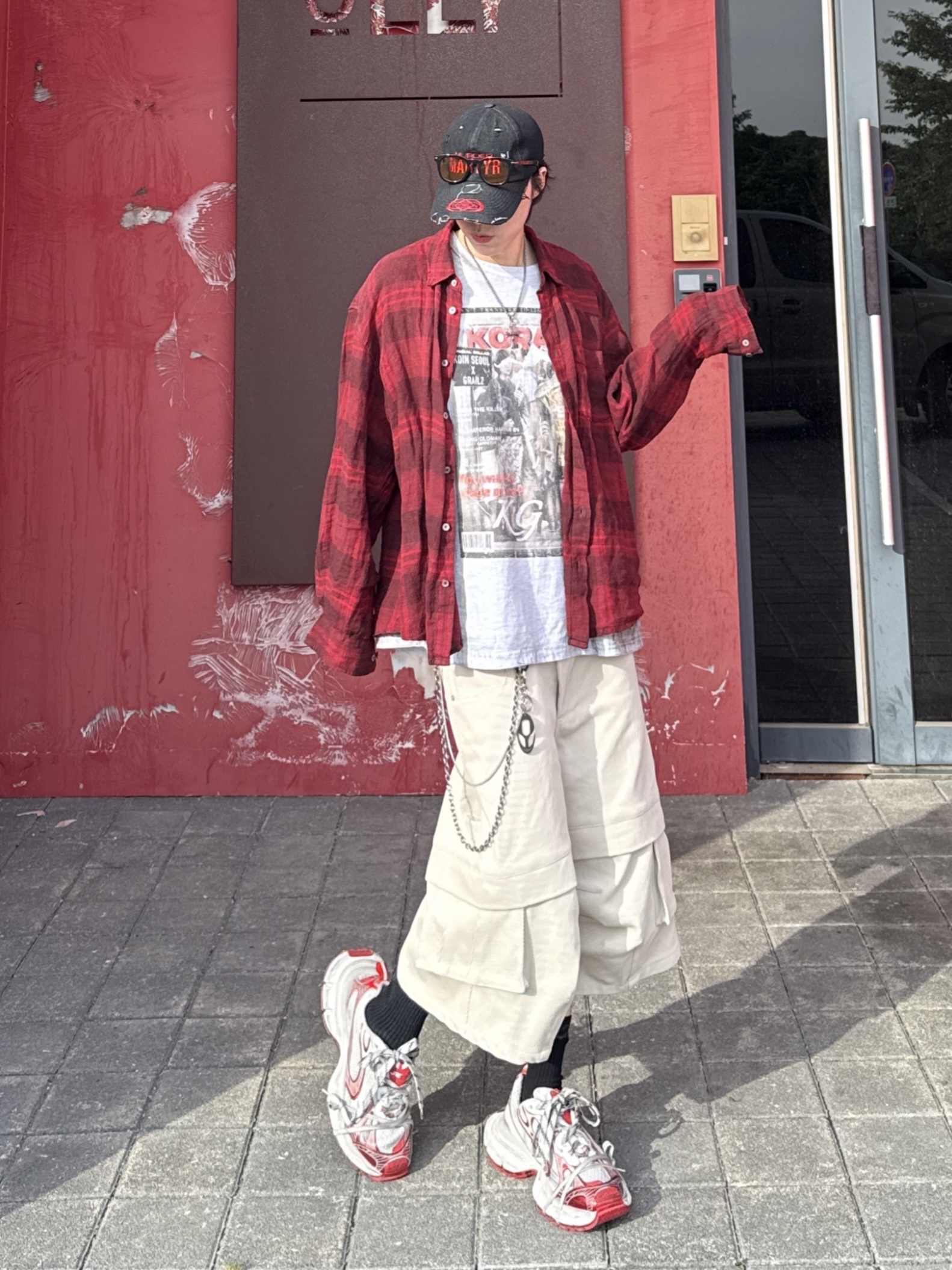 Hatchingroom Classic Shirt Linen Big Check Dark Red, Kamien Titan Bermuda Pants Light Beige 착용 스타일 - 1