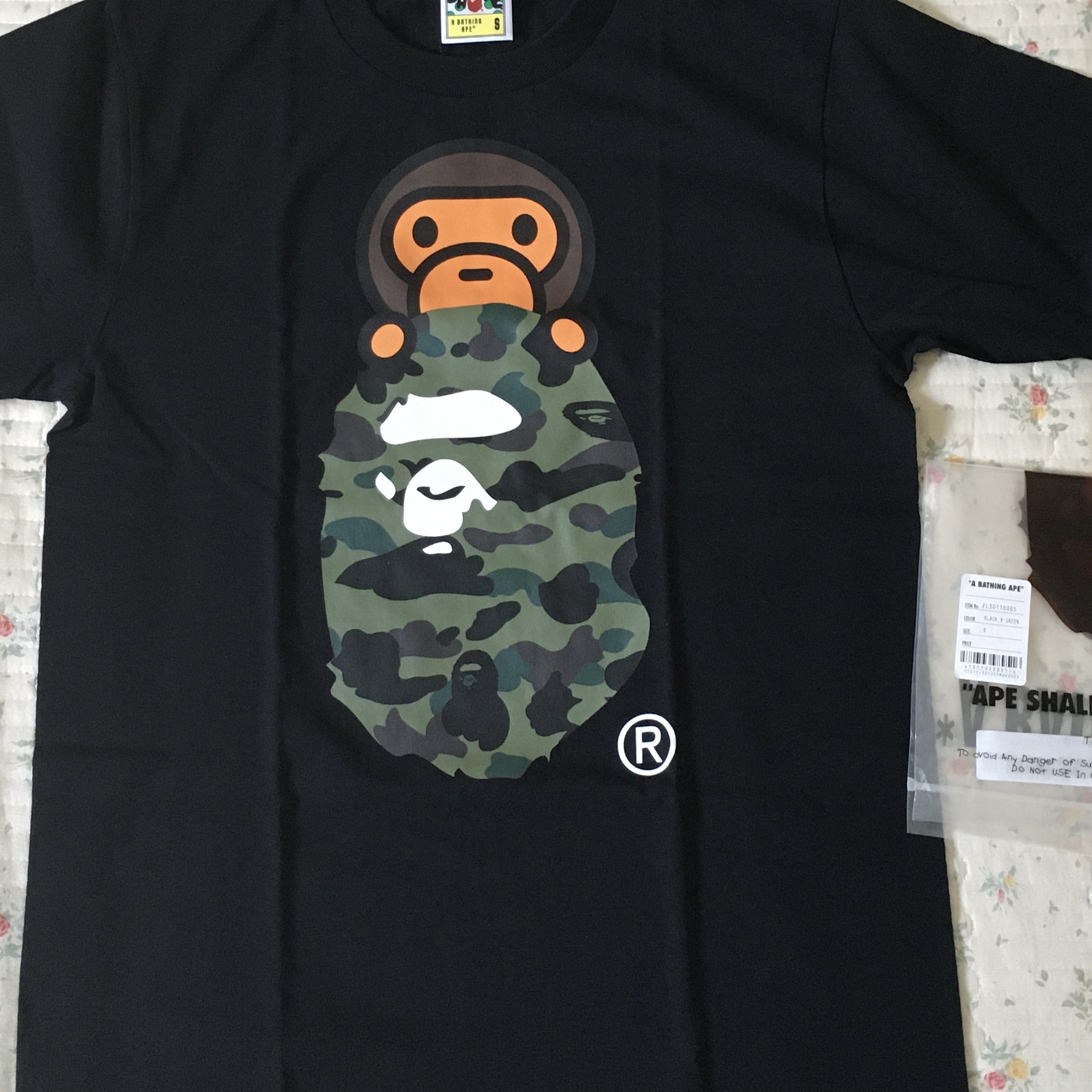 BAPE 1st Camo Milo on Ape Head T-Shirt Black Green 착용 스타일 - 2