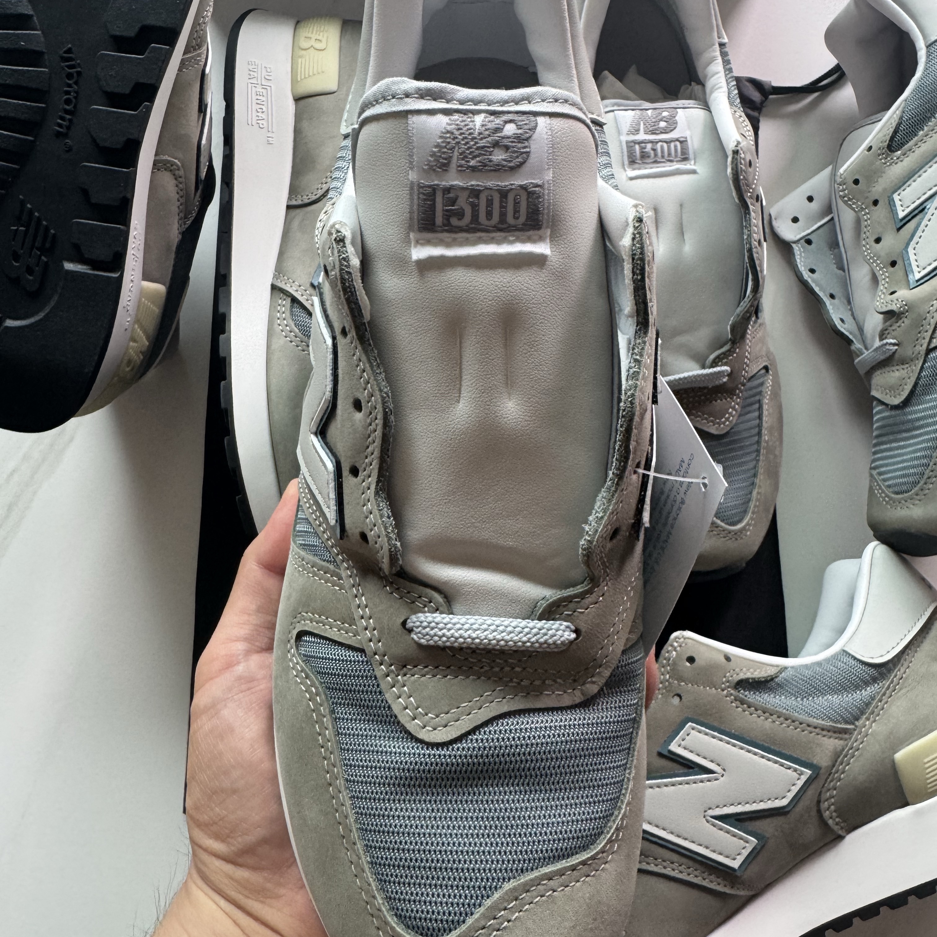 New Balance 1300 Made in USA Mirage Grey Monument 착용 스타일 - 2