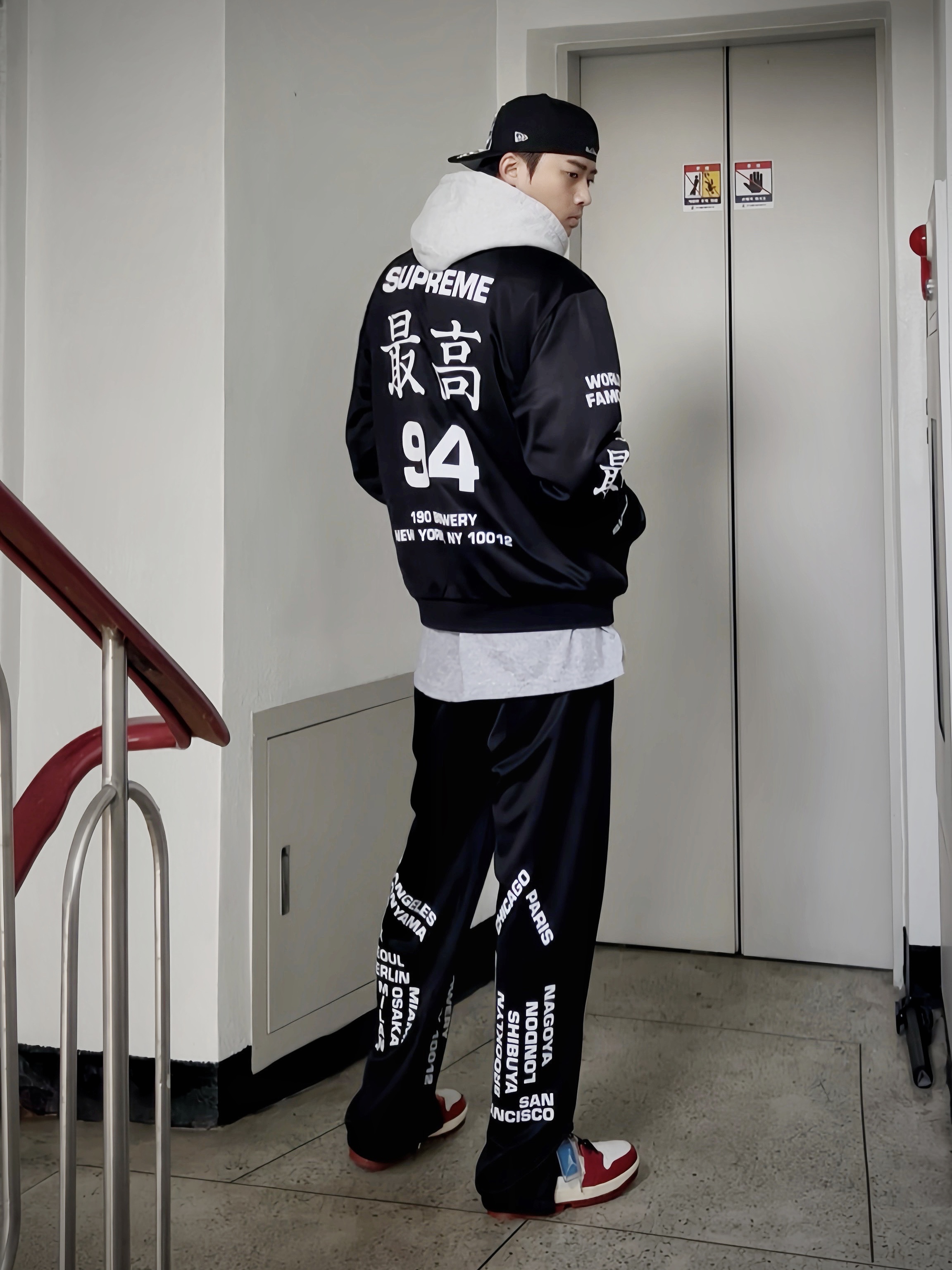Supreme Bones Box Logo New Era Black - 25SS, Supreme Worldwide Tricot Track Jacket Black - 25SS 착용 스타일 - 4