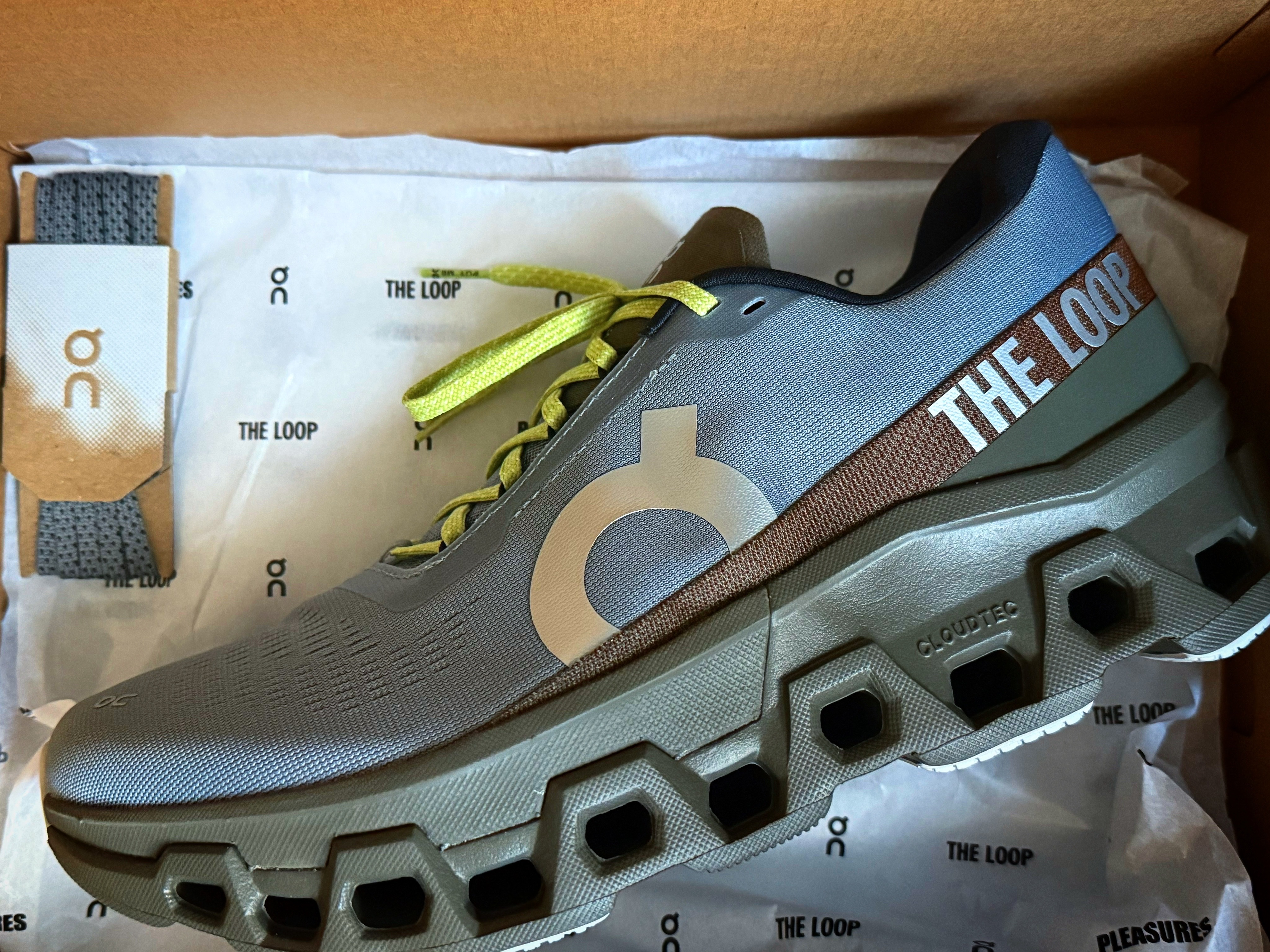 On Running x Pleasures x The Loop Cloudmonster 2 Mist Olive 착용 스타일 - 7