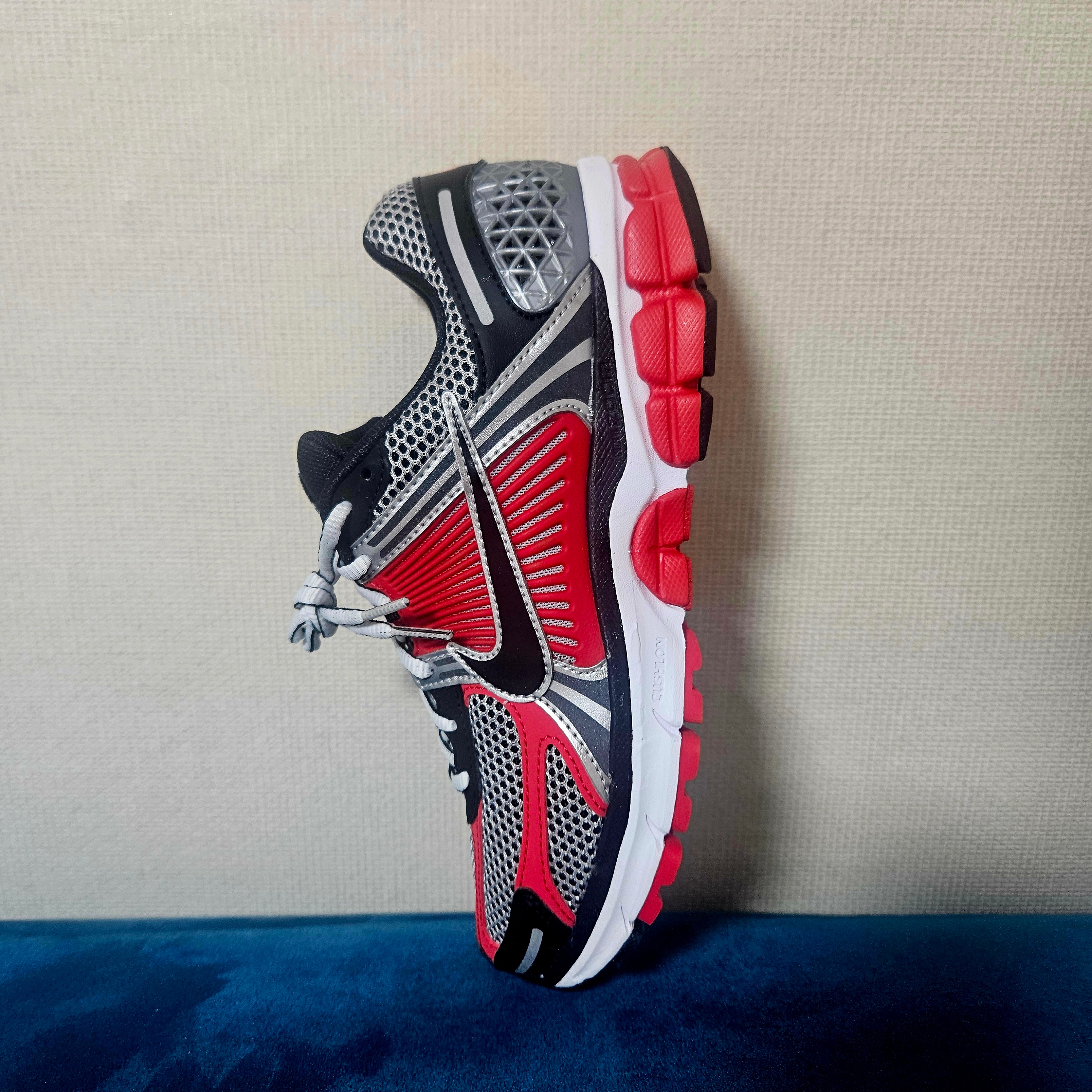 Nike Zoom Vomero 5 Metallic Silver University Red 착용 스타일